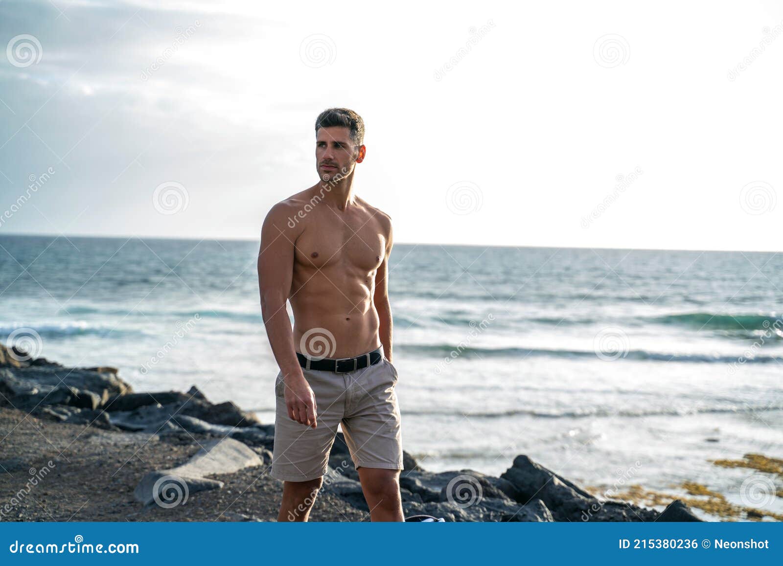Guapo Italiano Posando Sin Camisa En La Playa. Hombre Musculoso Al Aire Libre Foto de archivo - Imagen de masculino, costa: 215380236 Guapo Italiano Posando Sin Camisa En La Playa. Hombre Musculoso Al Aire Libre Foto de archivo - Imagen de masculino, costa: 215380236