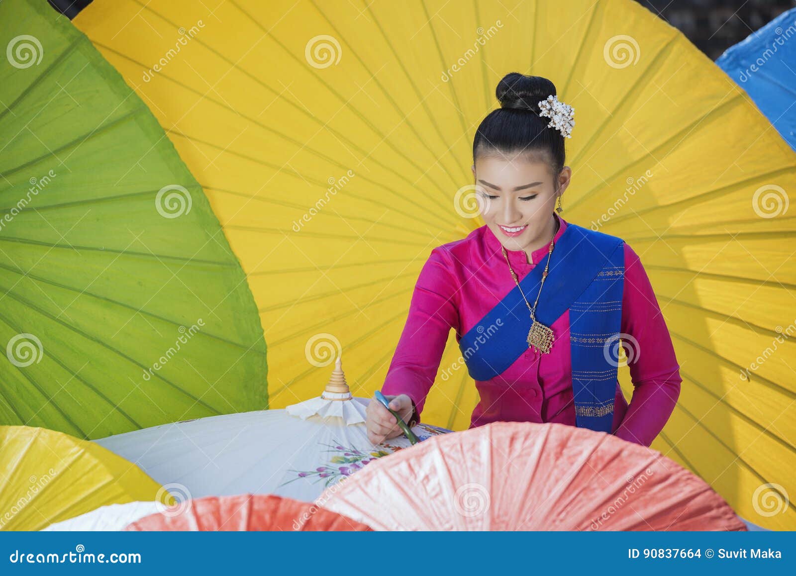 Lanna Umbrella, Boo Slang, Chiang Mai, guarda-chuvas coloridos do produto feito a mão faz o olhar bonito com grandes cores e testes padrões do guarda-chuva em atraente