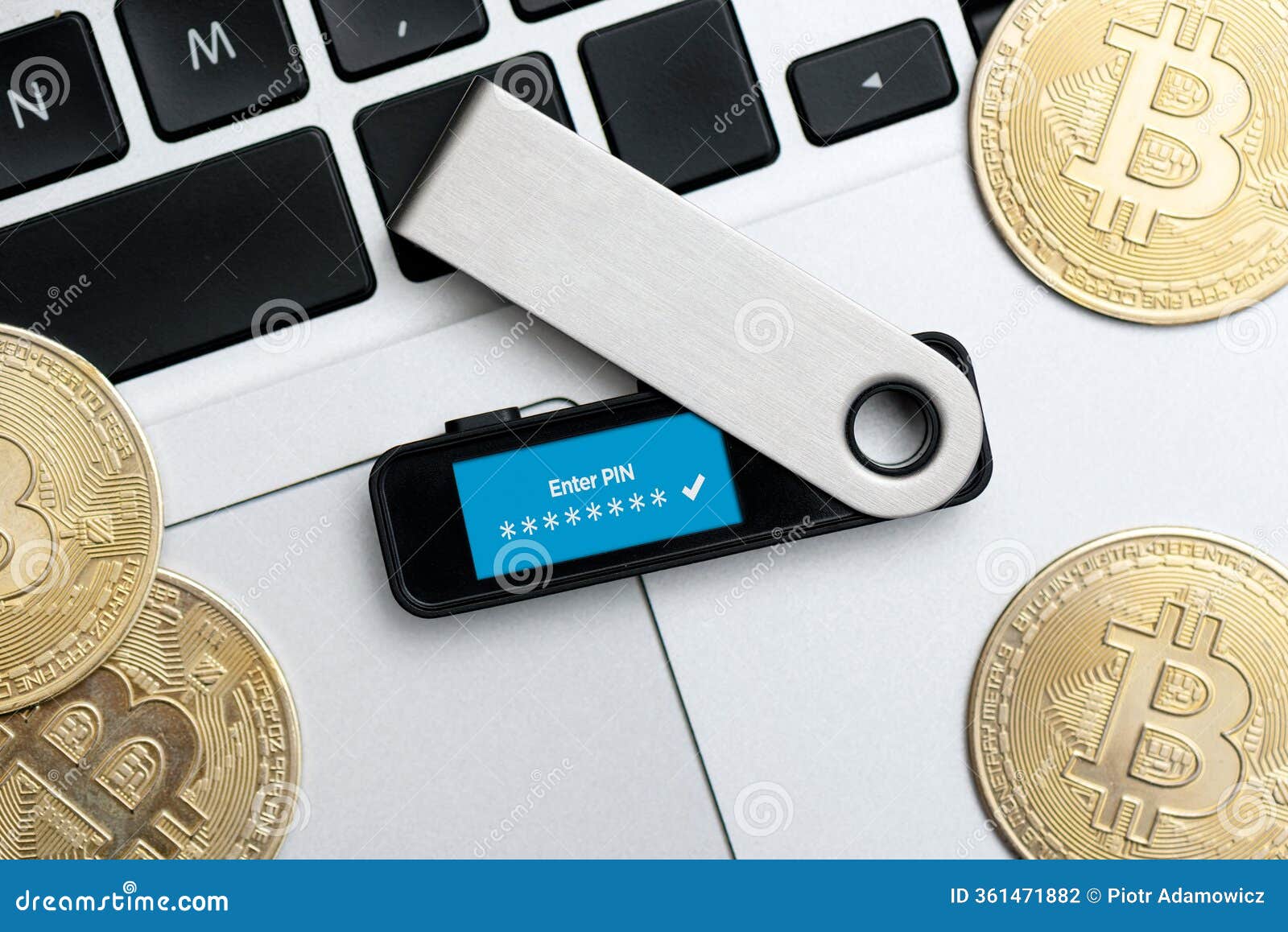 Guardar Monedas Criptomonetarias En Cartera Segura Foto de archivo - Imagen de  dispositivo, negocios: 361471882