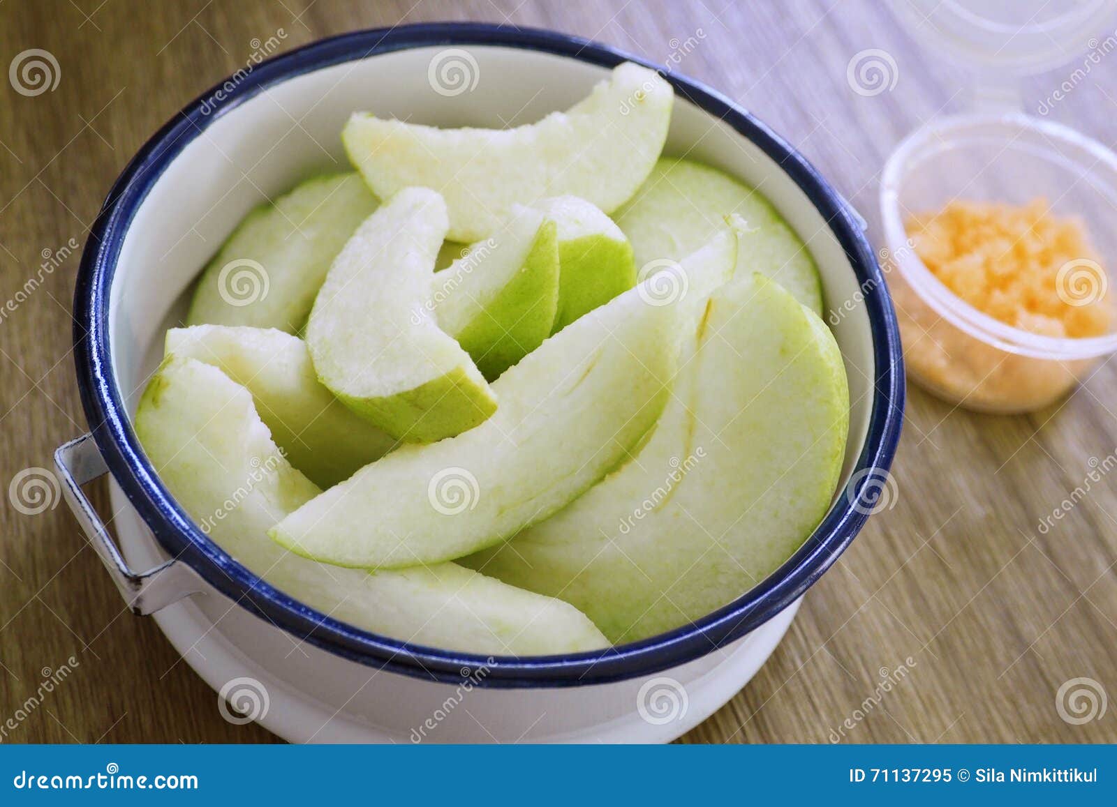 guava kim joo slice whith sugar spicy