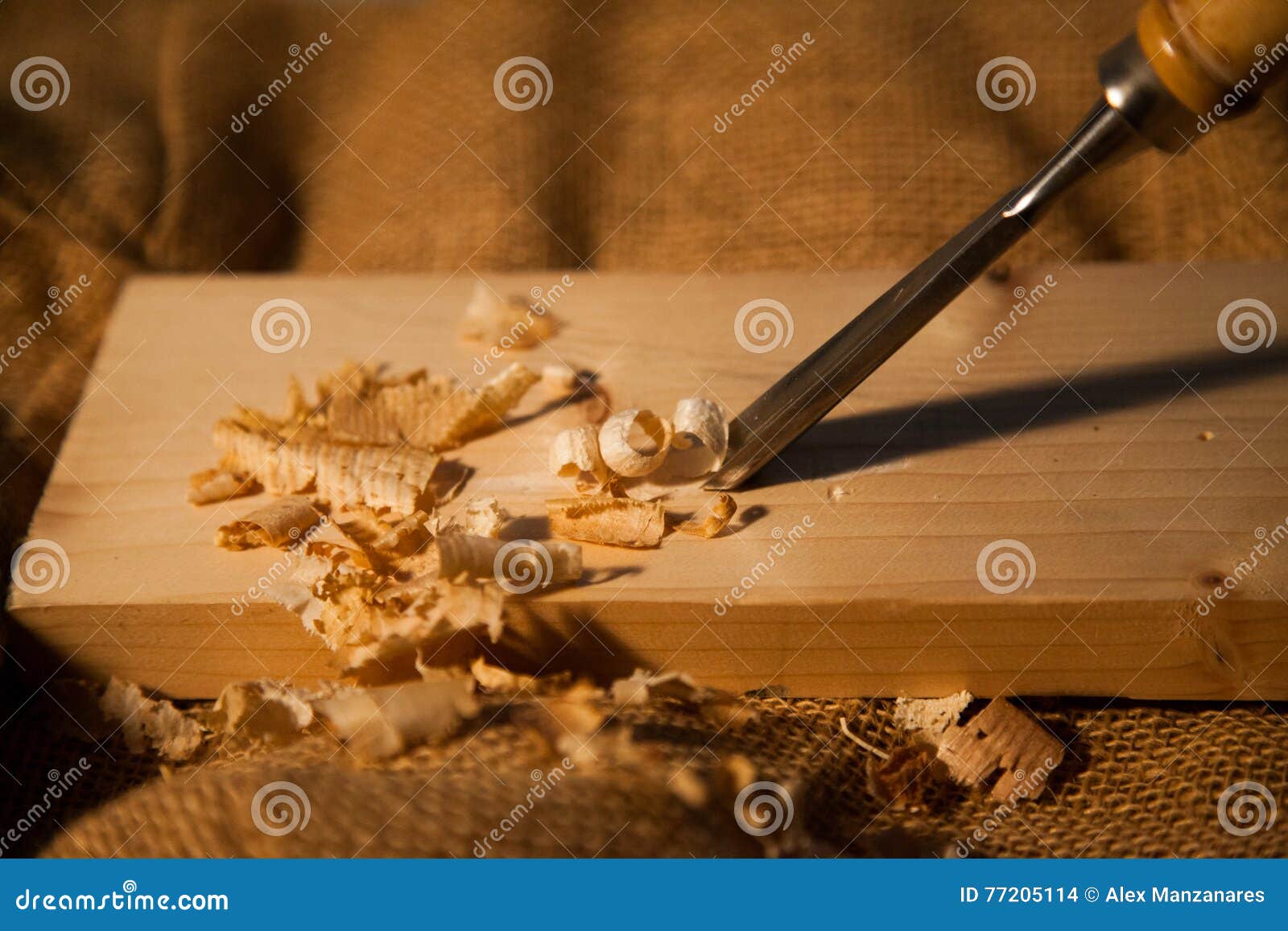 gubia trabajando la madera