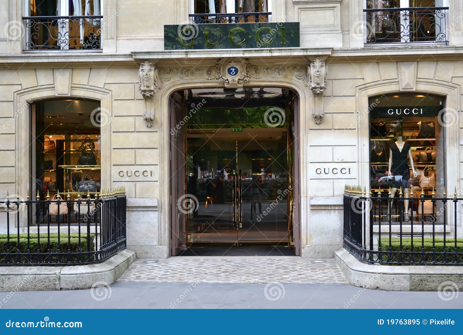 Universitet Uplifted pyramide Gucci boutique, paris editorial image. Image of female - 19763895