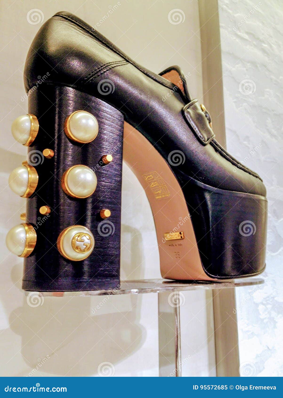 Gucci Los Zapatos De Las Mujeres De La Plataforma Con Adornos De La Perla Imagen editorial - Imagen de italiano, negro: 95572685