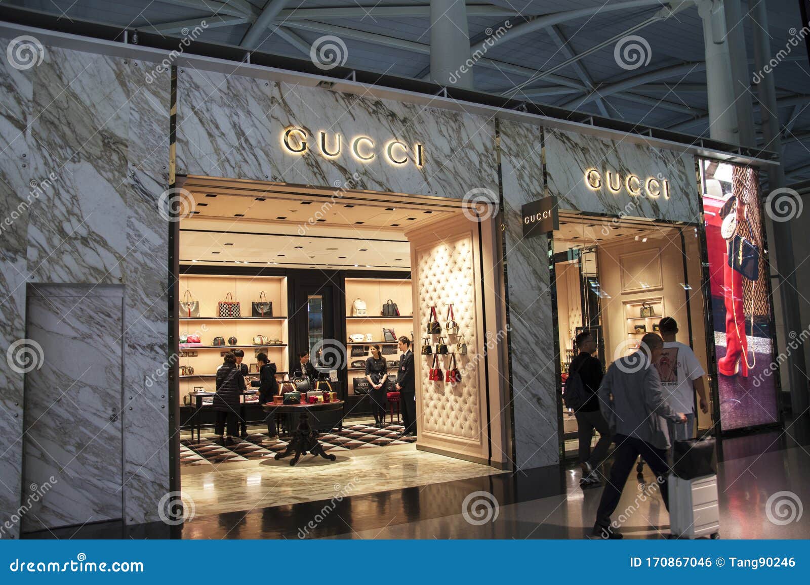 Født argument trængsler Gucci Shop in Kansai Airport, Osaka Editorial Photo - Image of clothes,  logo: 170867046