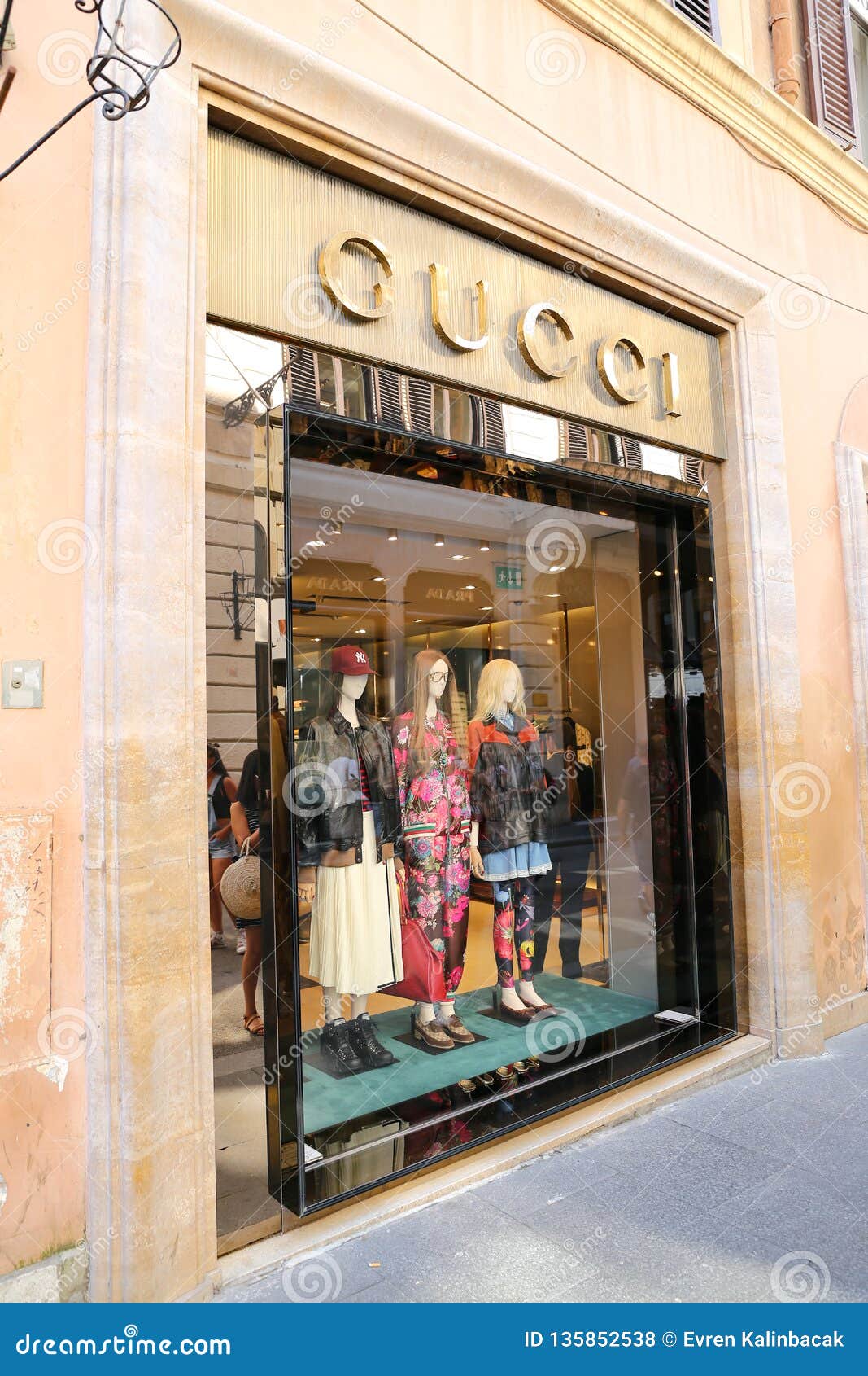bekræft venligst tapet egetræ Gucci Store in Via Condotti, Rome, Italy Editorial Stock Photo - Image of  condotti, fashione: 135852538