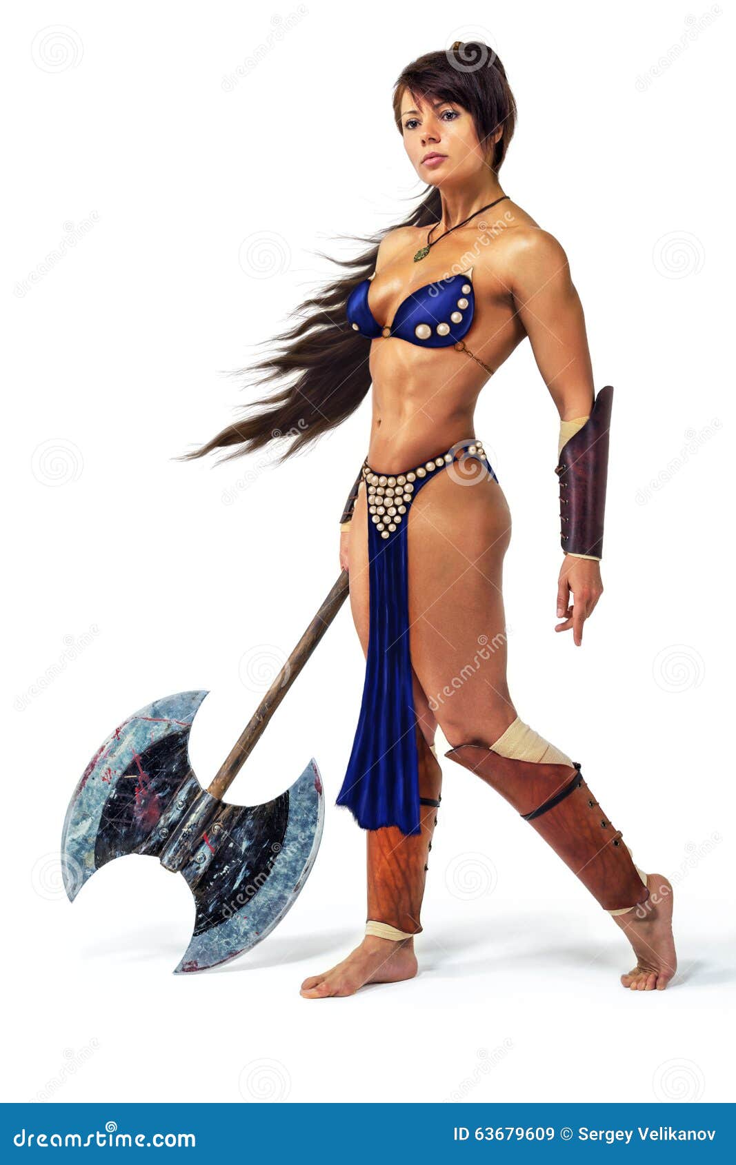 Guerrier Femme Avec Une Hache Image Stock Image Du Bronzé Beauté 63679609