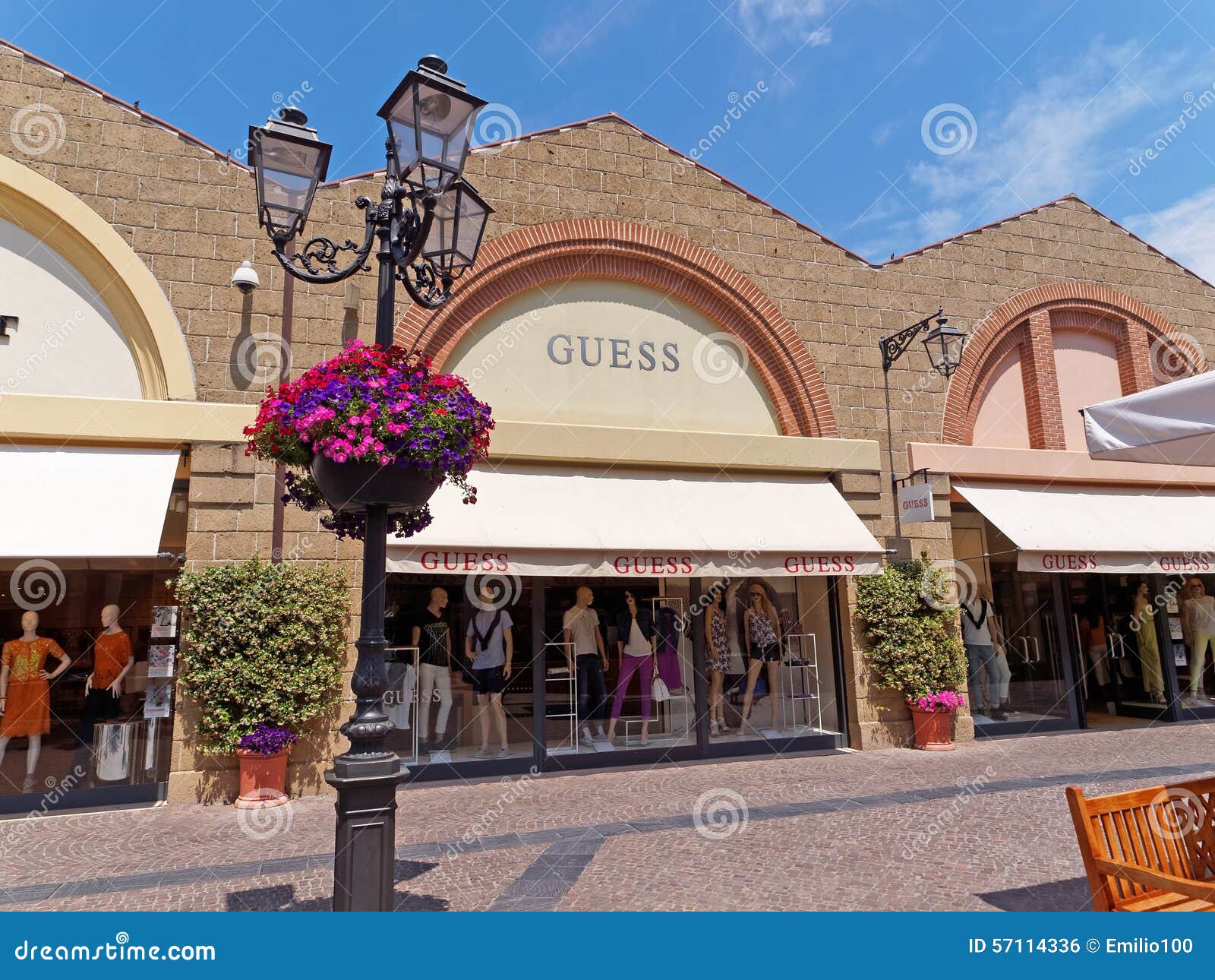 overdraw detektor tapperhed Guess Store in Rome, Italy. Editorial Photo - Image of outlet, business:  57114336