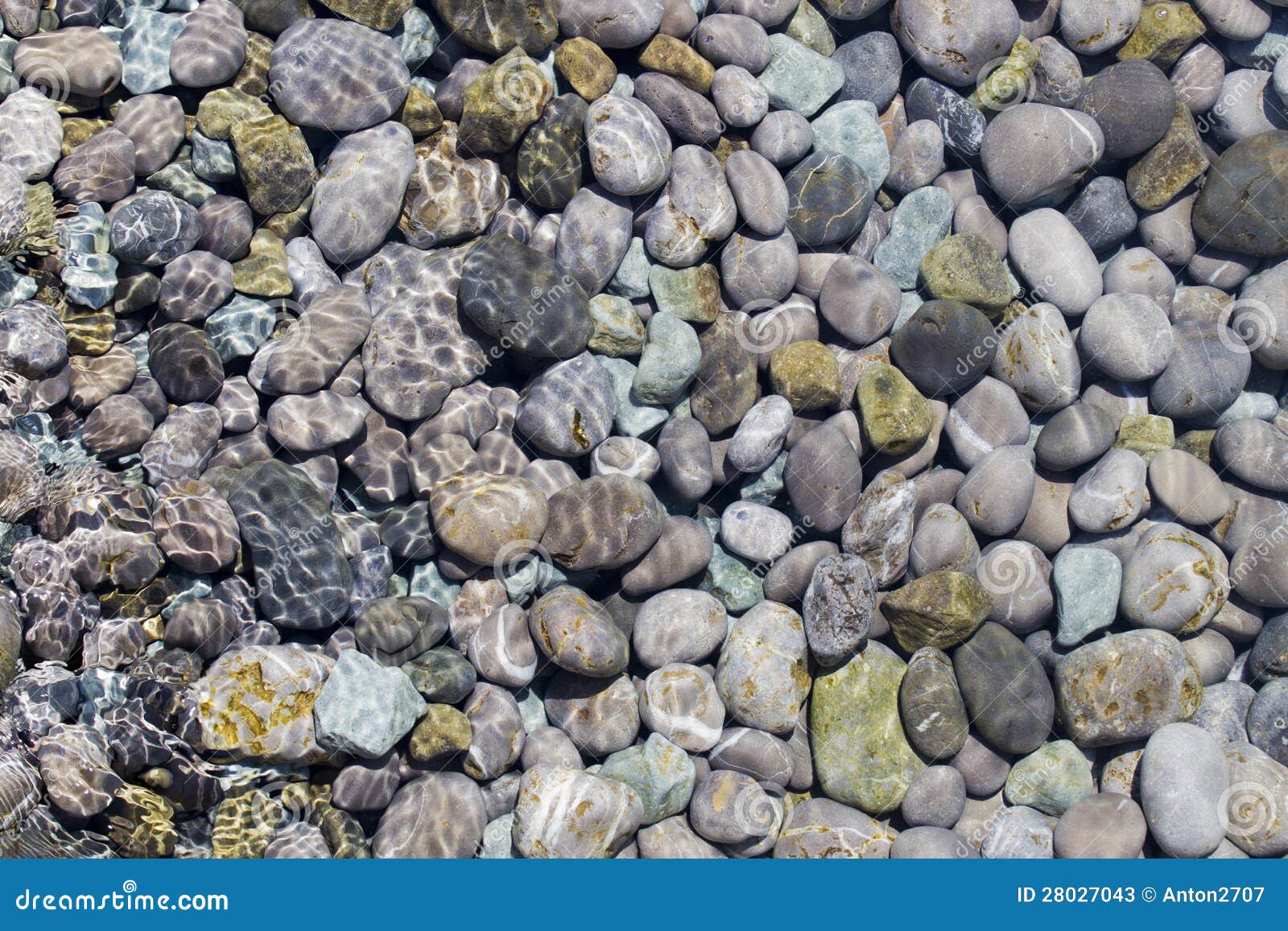 Guijarros bajo el agua imagen de archivo. Imagen de inglés 28027043