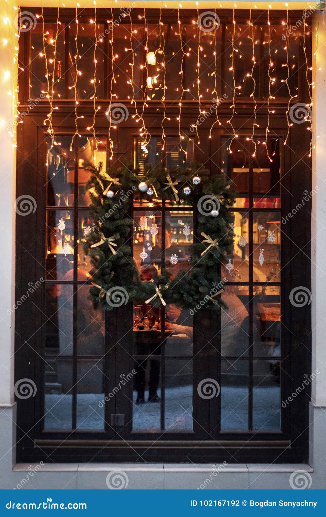 Guirlande Peu Commune De Noël Sur La Fenêtre Avant De Magasin Décoré Par  Luxe Photo stock - Image du décoratif, scène: 102167192