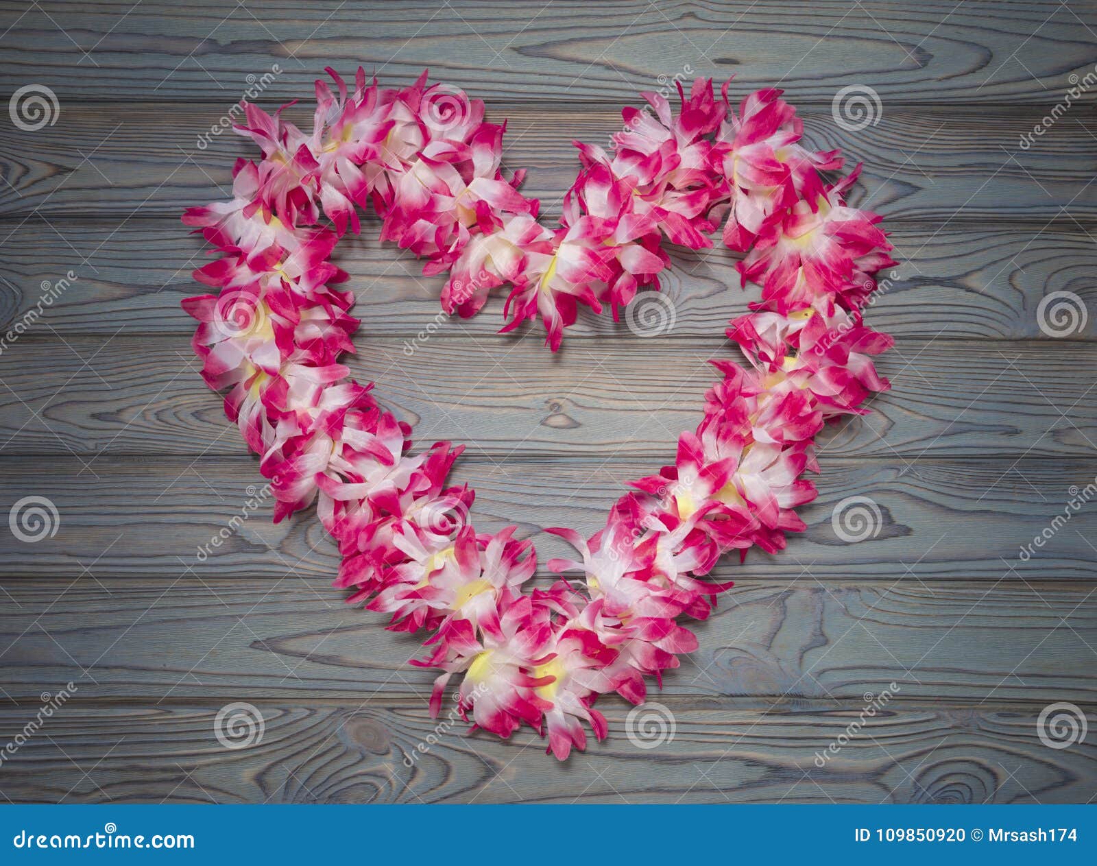 Guirnalda Hawaiana De Flores En La Forma Del Corazón En Un Fondo De Madera  Azul Foto de archivo - Imagen de garganta, floral: 109850920