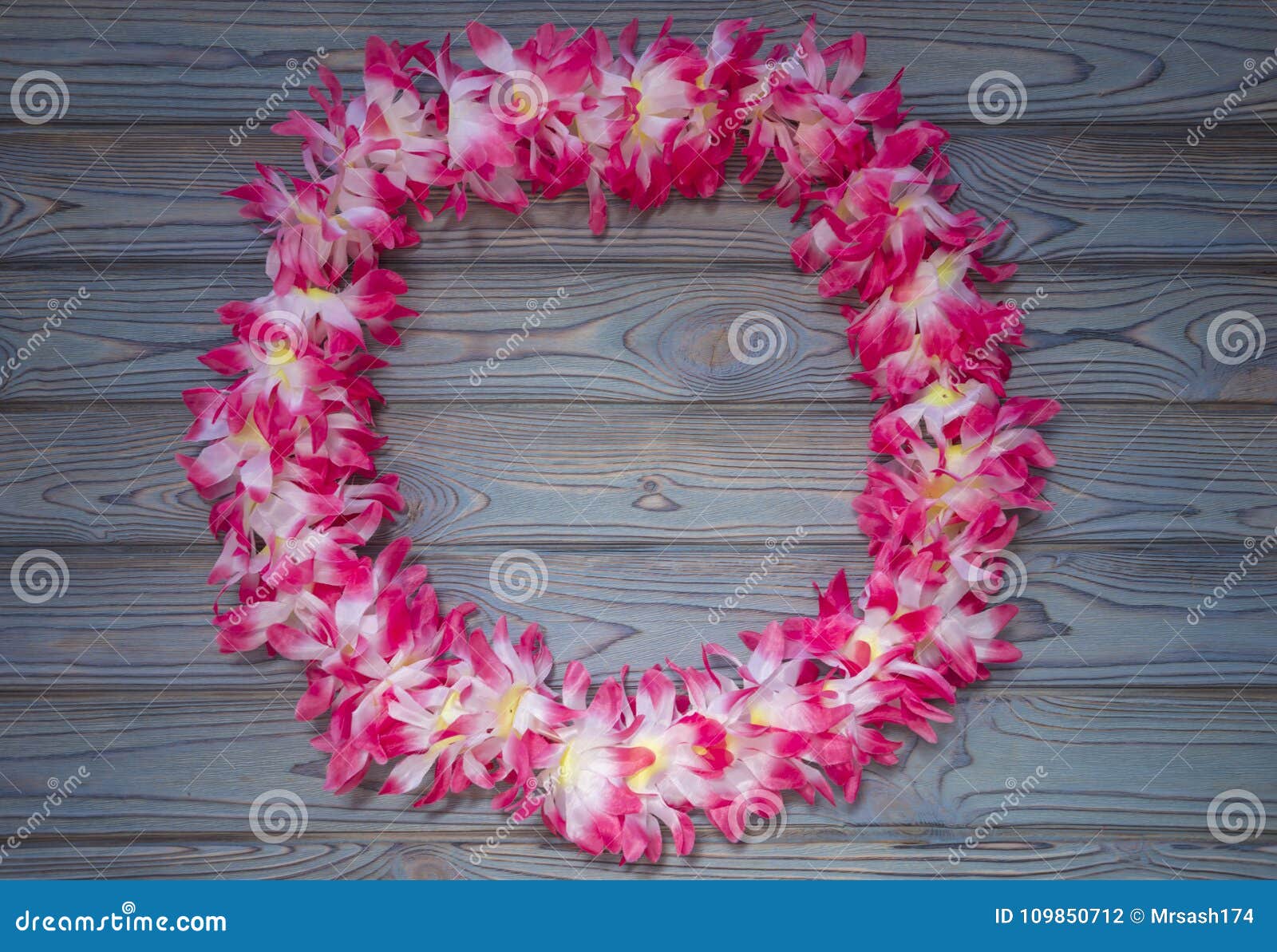 Guirnalda Hawaiana De Flores, Guirnalda En Un Fondo De Madera Foto de  archivo - Imagen de forma, flores: 109850712