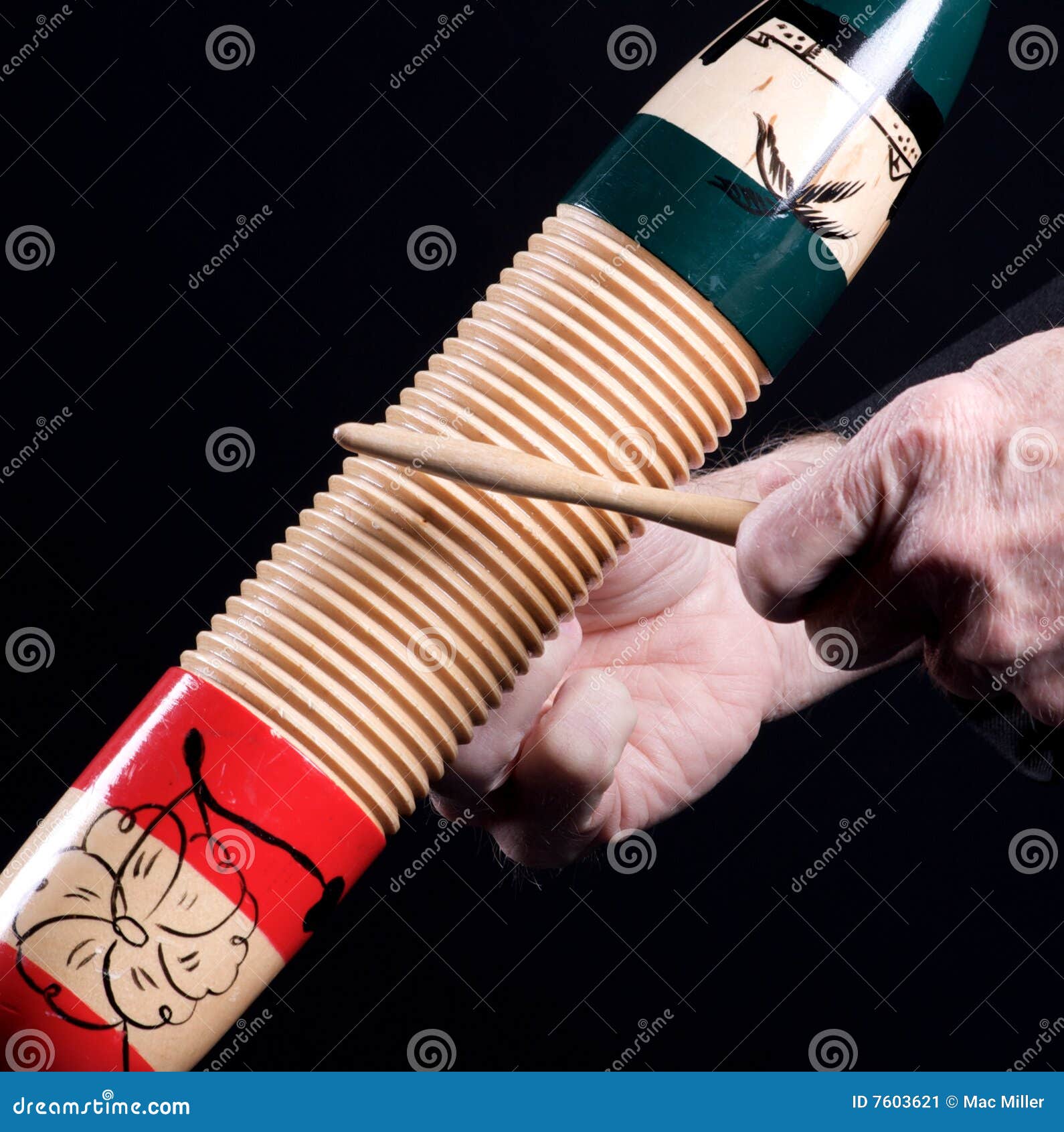 Guiro Goard que es jugado imagen de archivo. Imagen de texturizado