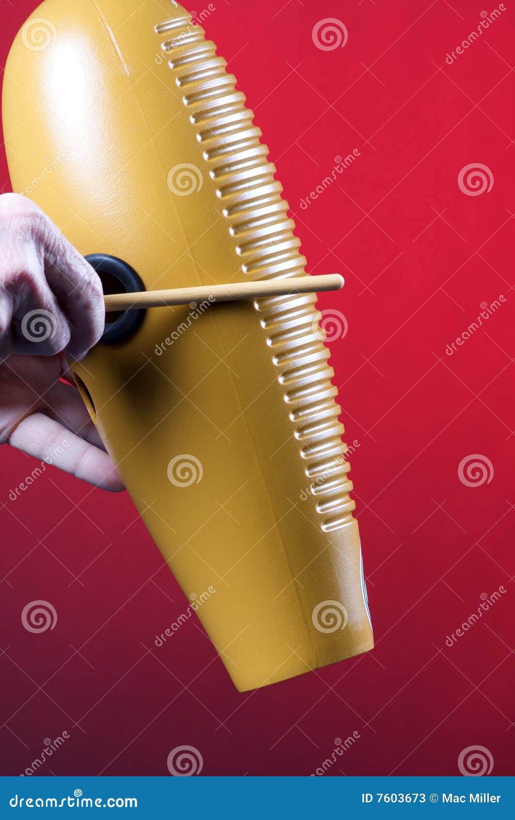 Guiro Goard que es jugado imagen de archivo. Imagen de tiro 7603673