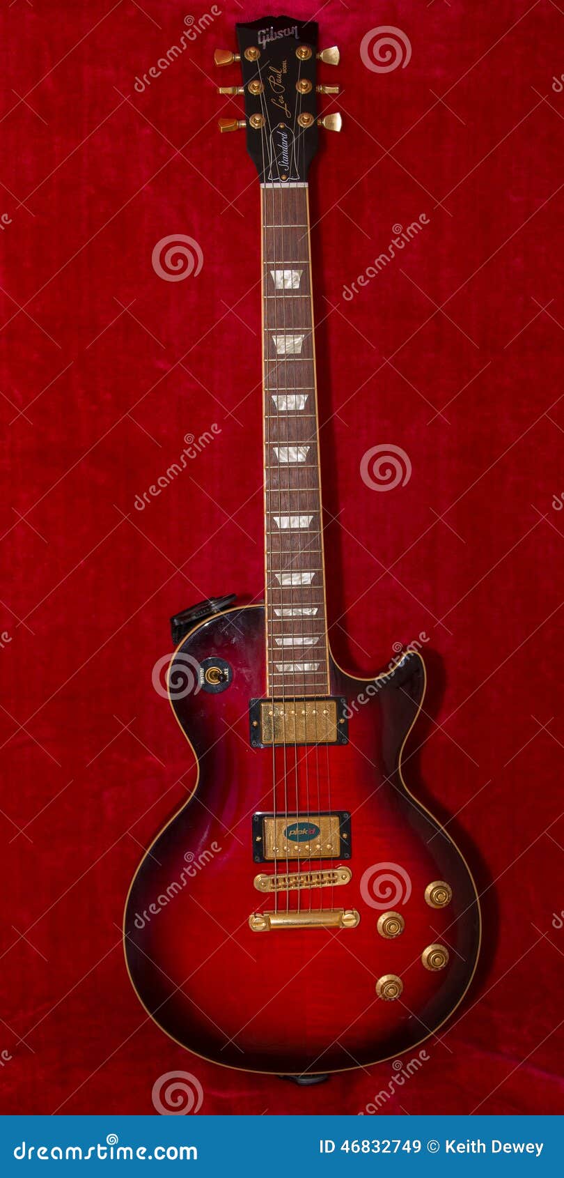 Guitare électrique De Gibson Les Paul Sur Le Velours Image stock éditorial  - Image du bleus, jazz: 46832749