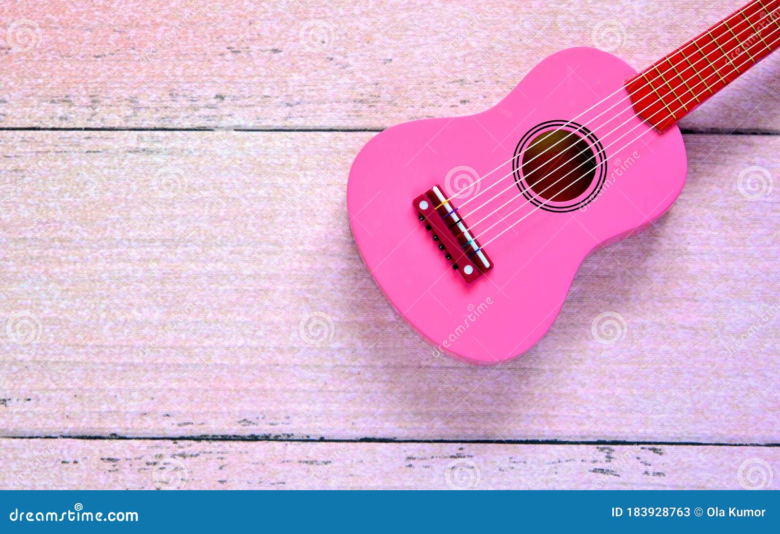 Guitare en bois PINK 