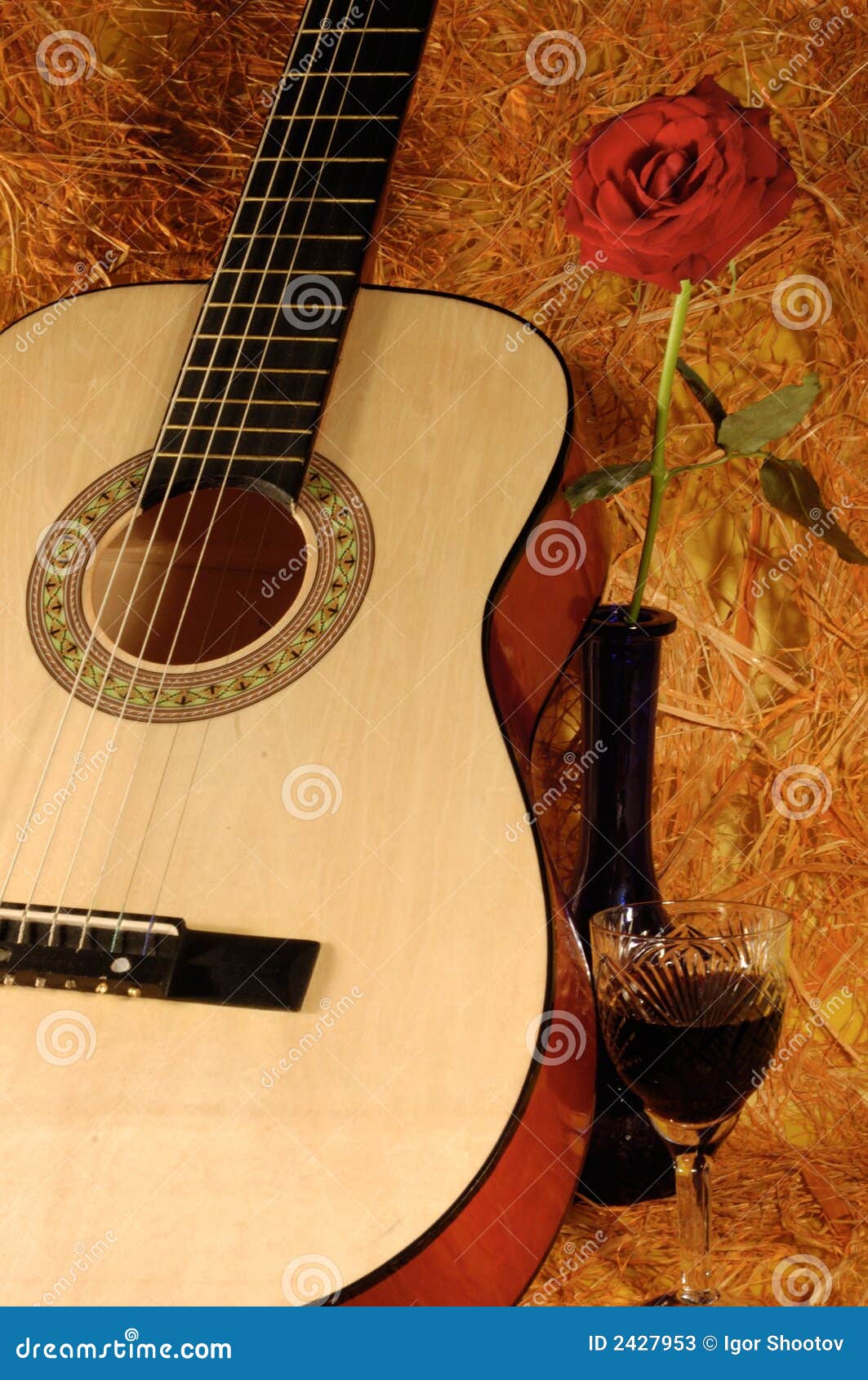 Guitare, rose, vin image stock. Image du durée, rouge - 2427953