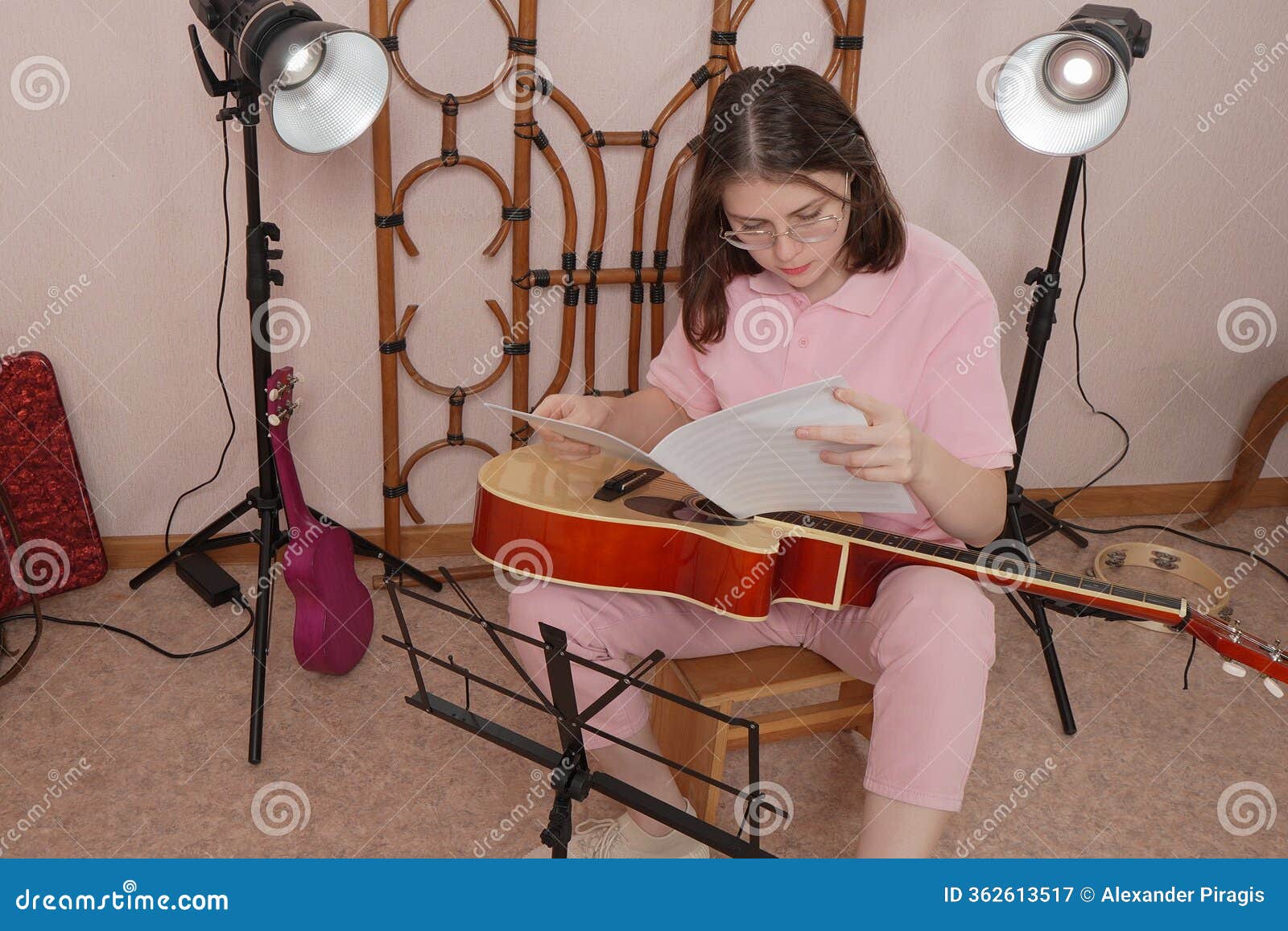 Guitarista Con Guitarra Selecciona Metódicamente Notas Y Las Estudia Antes  De Iniciar Sesión De Práctica Imagen de archivo - Imagen de instrumento,  ropa: 362613517, image size:1600x1156