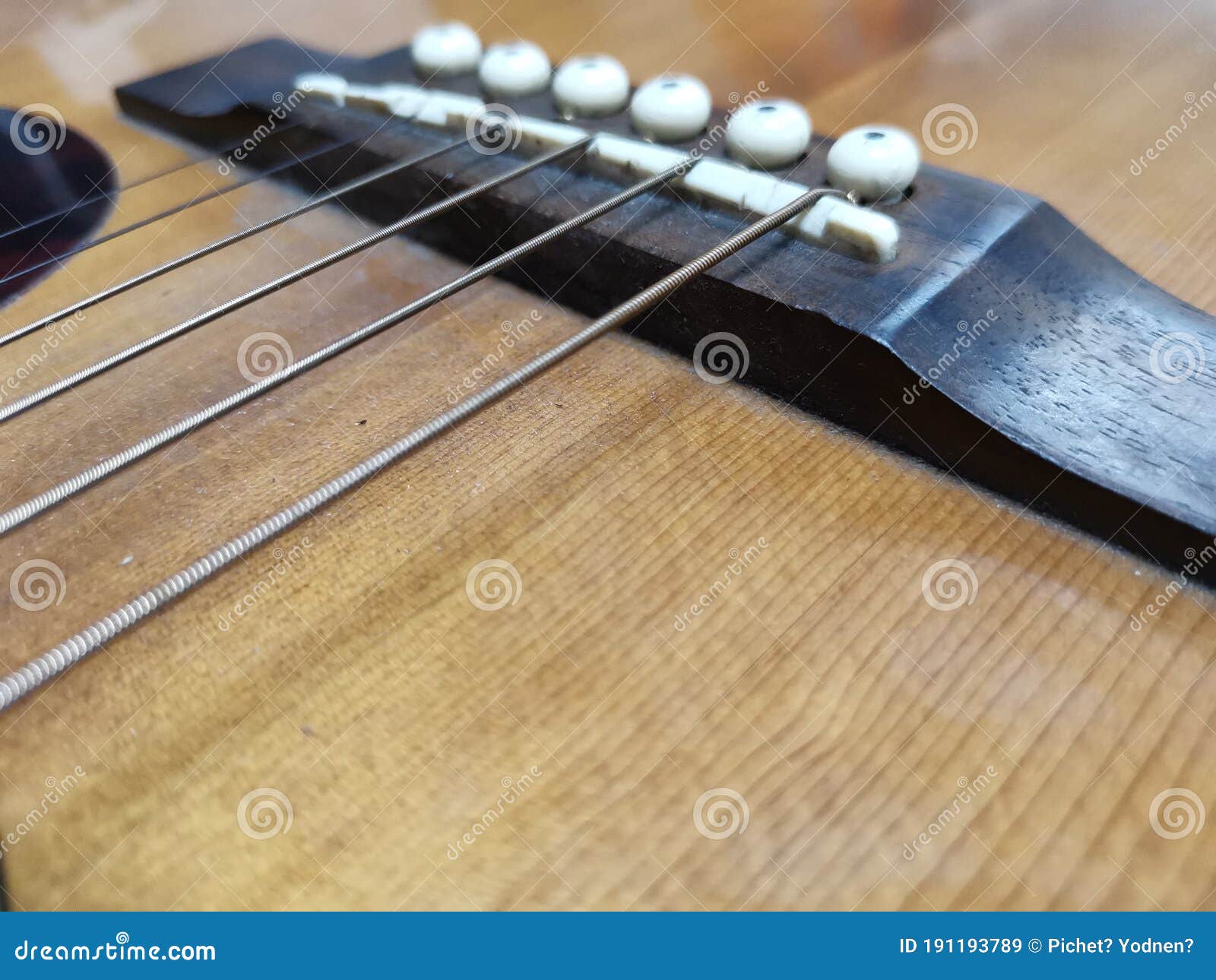 Guitarra Acústica Que Ha Sido Usada Mucho Tiempo. Imagen de archivo - Imagen de utilizado, 191193789
