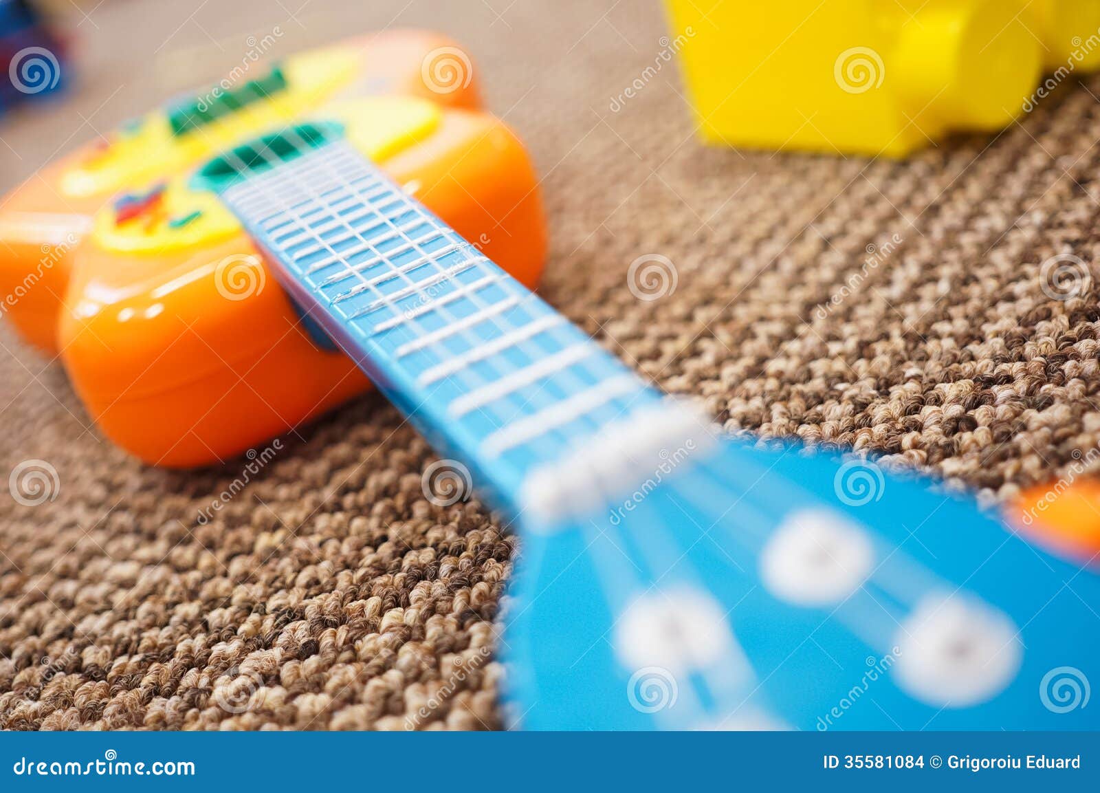 [Imagen: guitarra-del-pl%C3%A1stico-del-juguete-35581084.jpg]