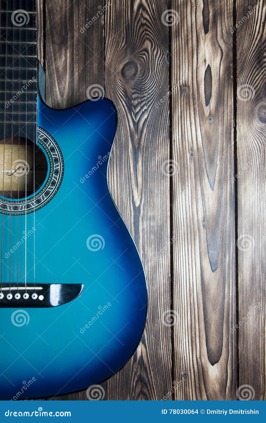 Guitarra En Un Fondo De Madera Foto de archivo - Imagen de tablones,  espacio: 78030064