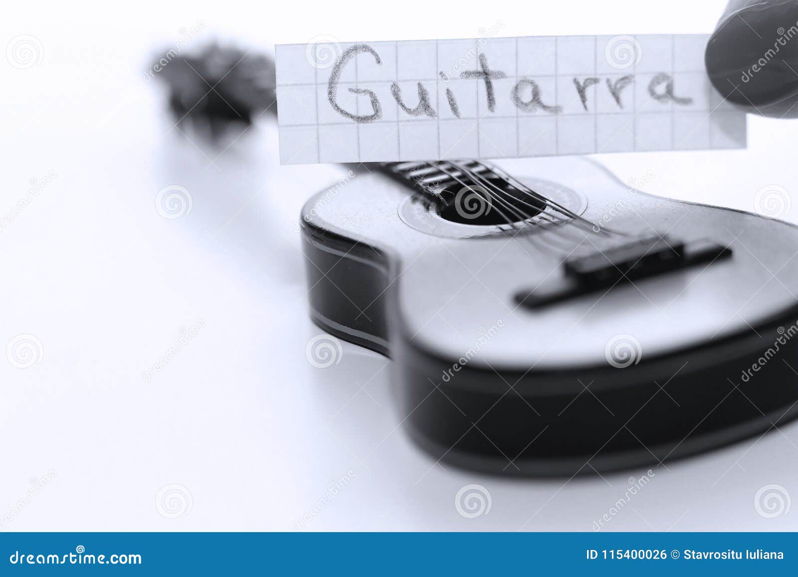 guitarra, portuguese word for guitar in english