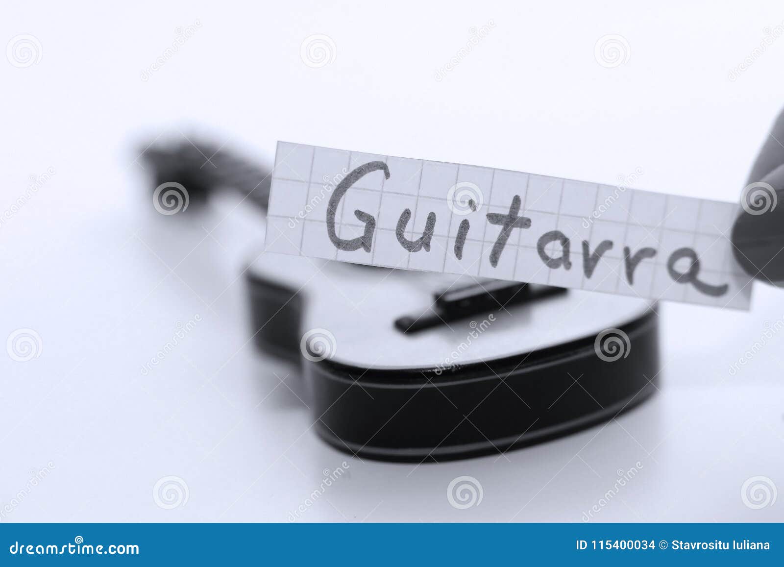 guitarra, portuguese word for guitar in english