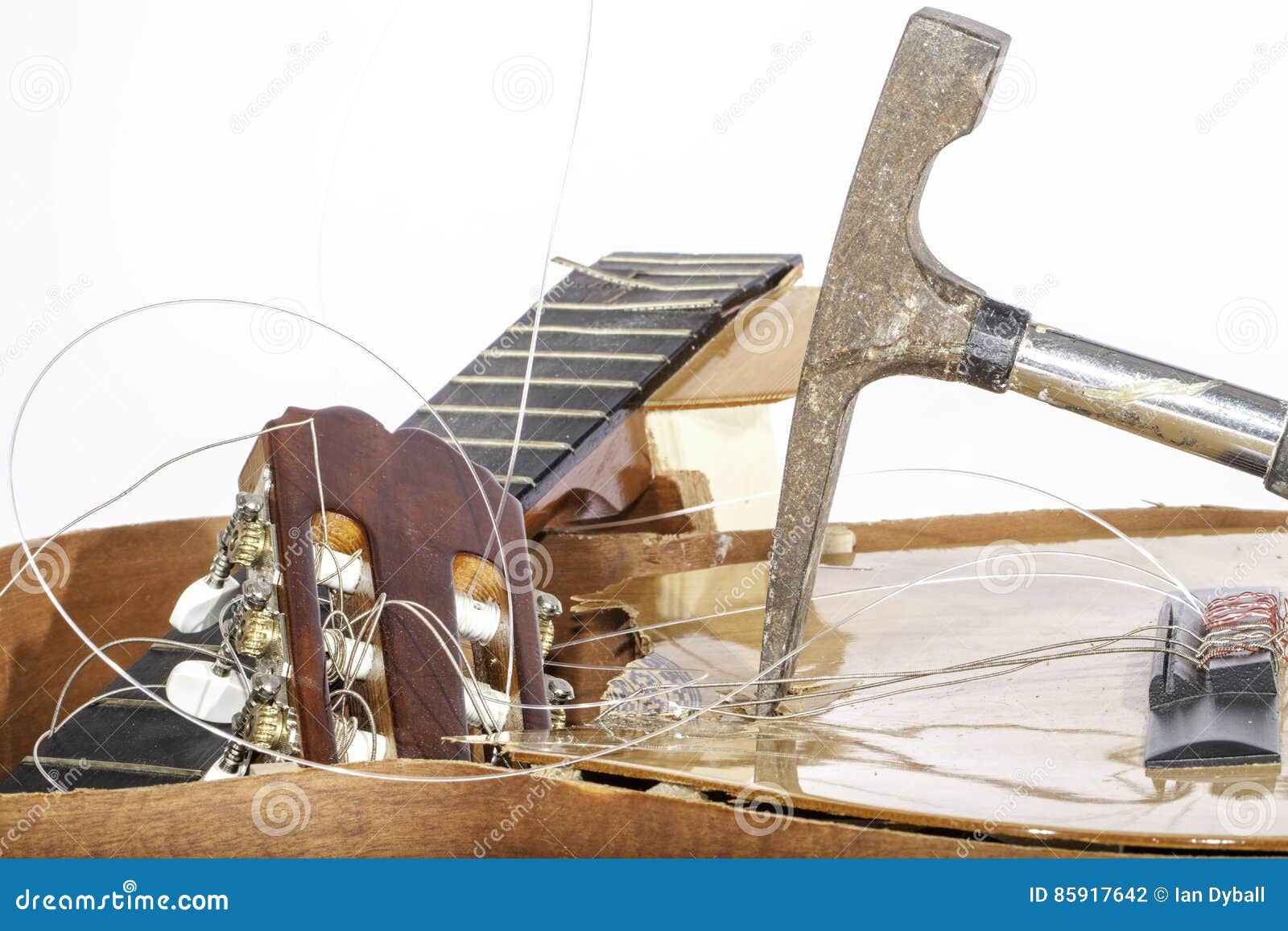 Discutir Restricciones Masaje Guitarra rota foto de archivo. Imagen de aplastar, sido - 85917642