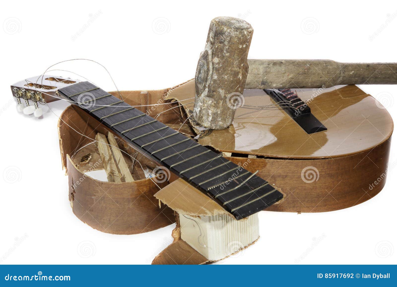 Guitarra Destrozada Con Un Martillo Pilón Foto de archivo - Imagen de  cerrado, extremo: 85917692, image size:1600x1157