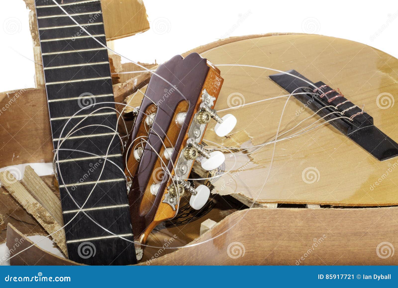 Converger cilindro fertilizante Guitarra rota en pedazos imagen de archivo. Imagen de aplastar - 85917721