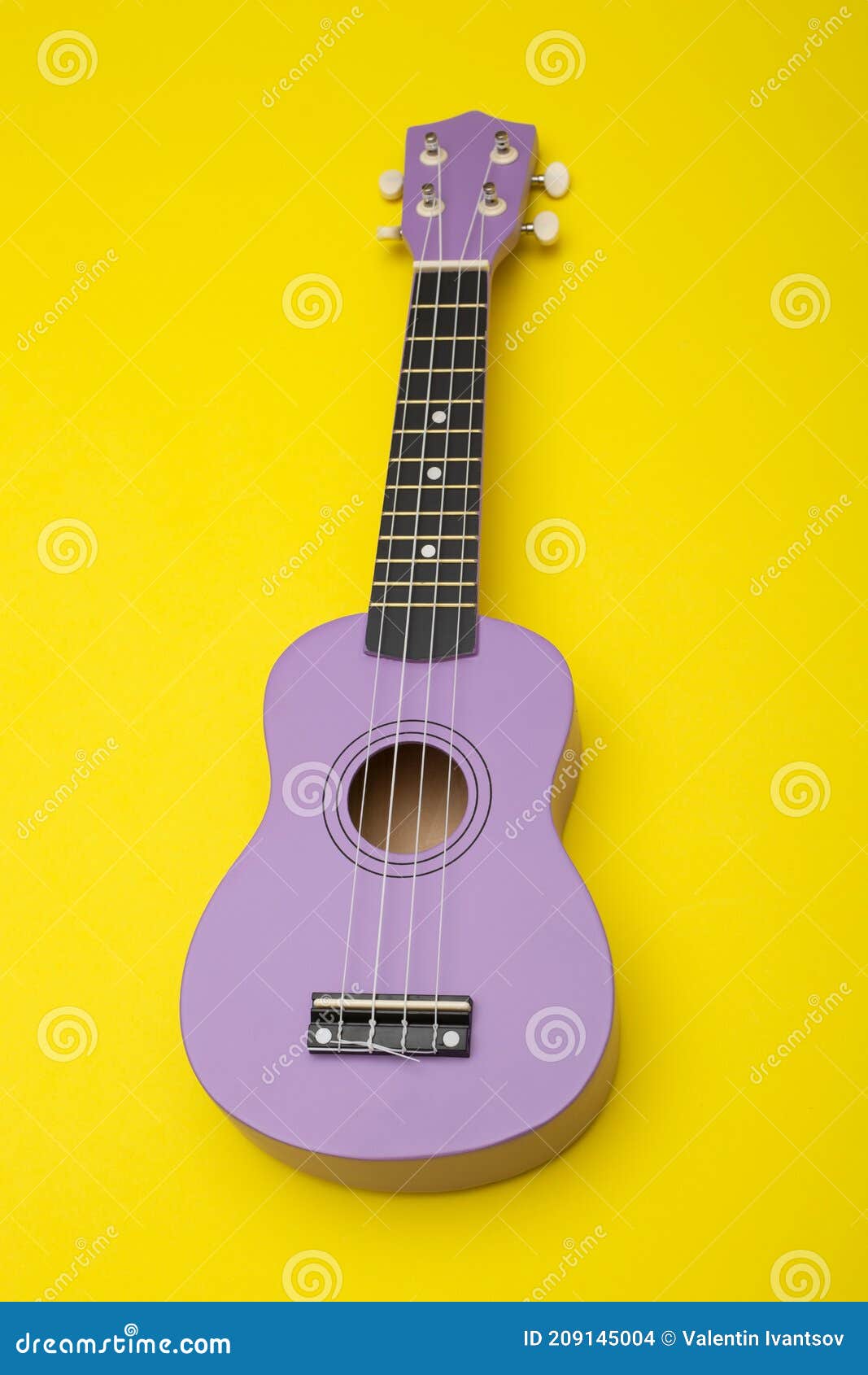 Guitarra Ukulele De Cuatro Cuerdas Con Fondo Amarillo Foto de archivo -  Imagen de madera, sonda: 209145004