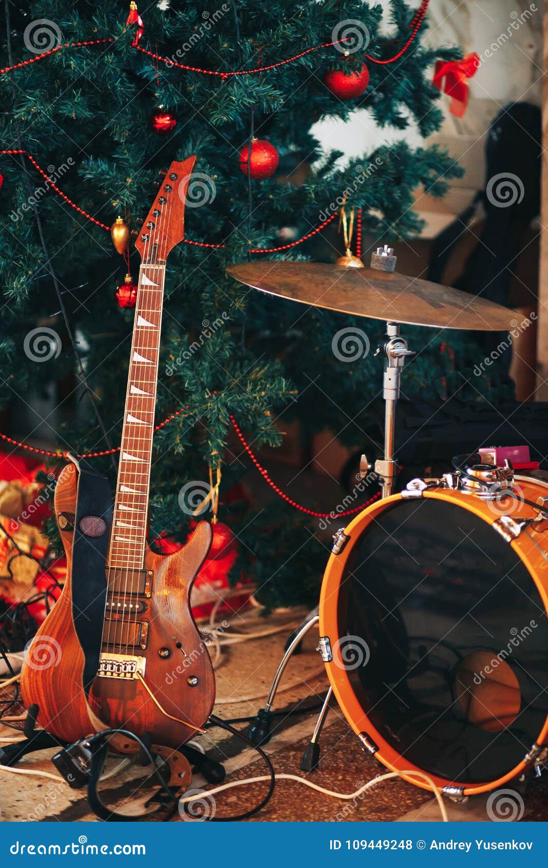 ANTES DE CRISTO. Mathis mando Guitarra Y Tambor Debajo Del árbol De Navidad Foto de archivo - Imagen de  pintada, nieve: 109449248