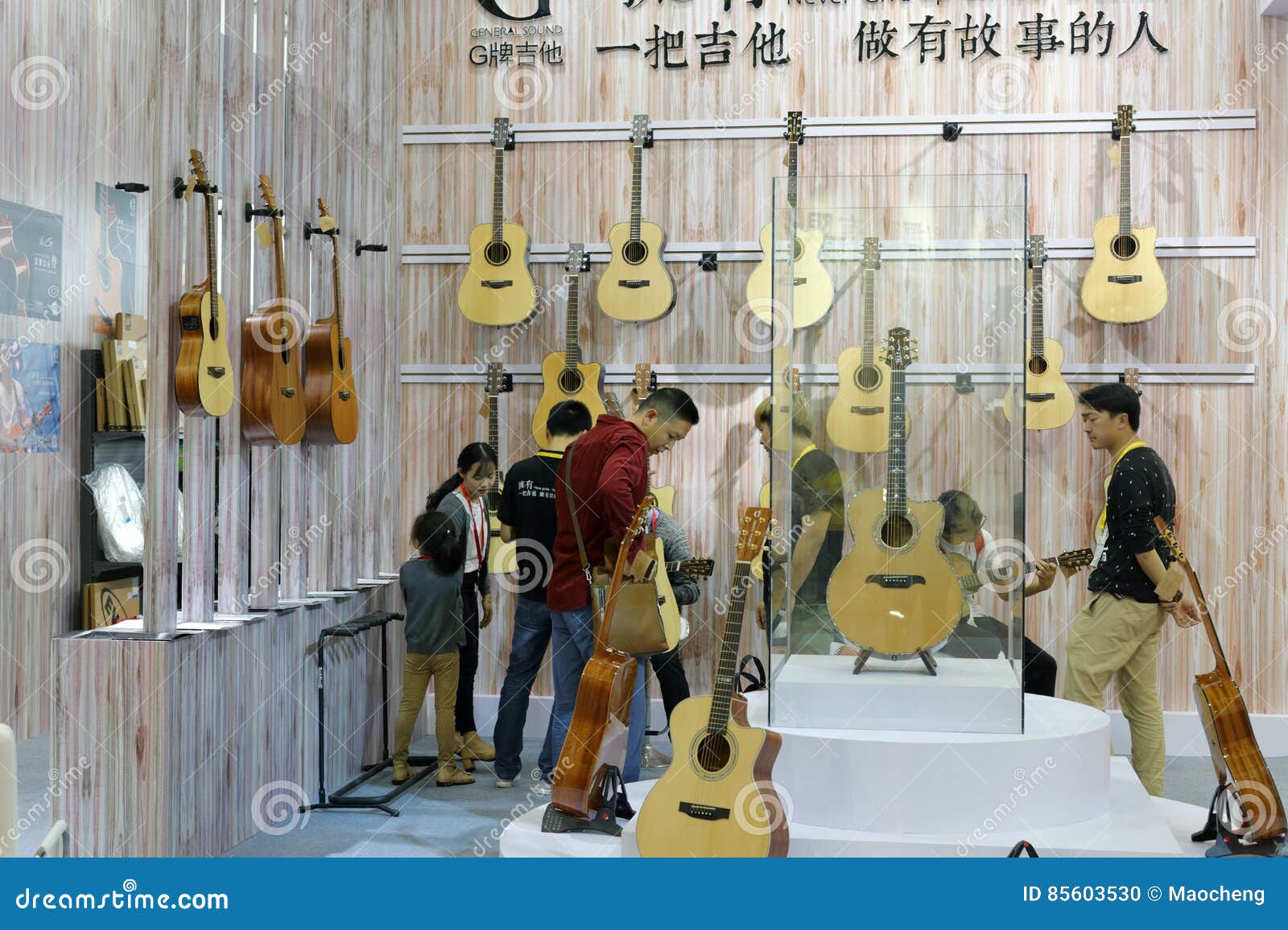 retrasar Pino Sierra Guitarras De La Compra De Los Clientes En Los Instrumentos Musicales Imagen  editorial - Imagen de ciudad, guitarras: 85603530
