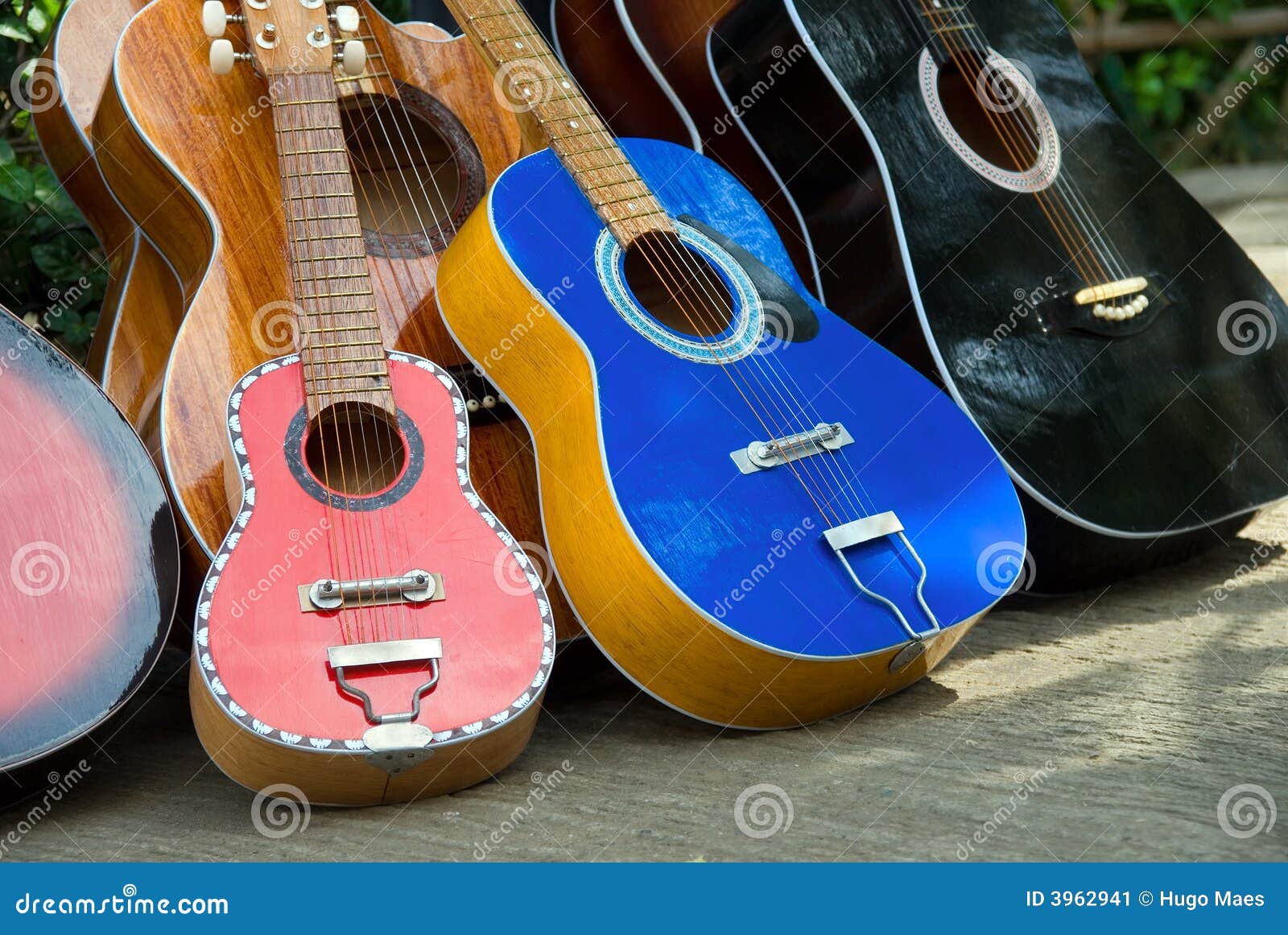 Guitarras Hechas a Mano En Venta De La Calle Imagen de archivo Imagen