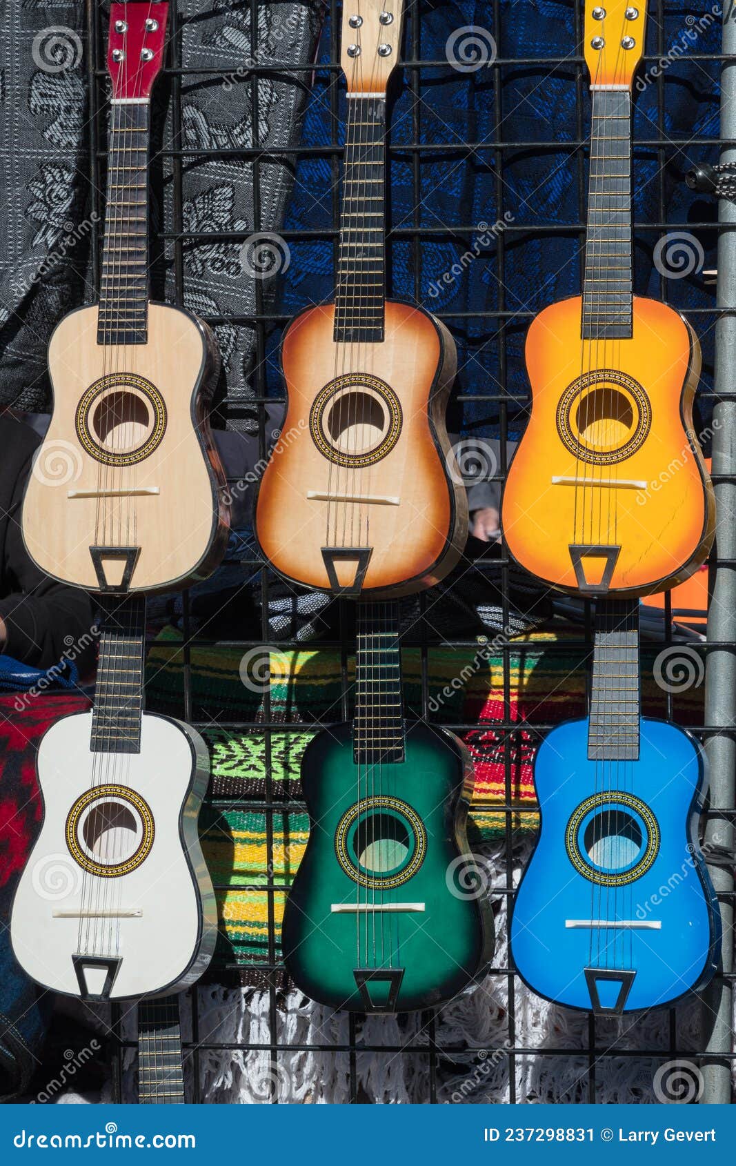 dormir Transición miembro Guitarras Infantiles Coloridas a La Venta Imagen de archivo - Imagen de  decorativo, estallido: 237298831