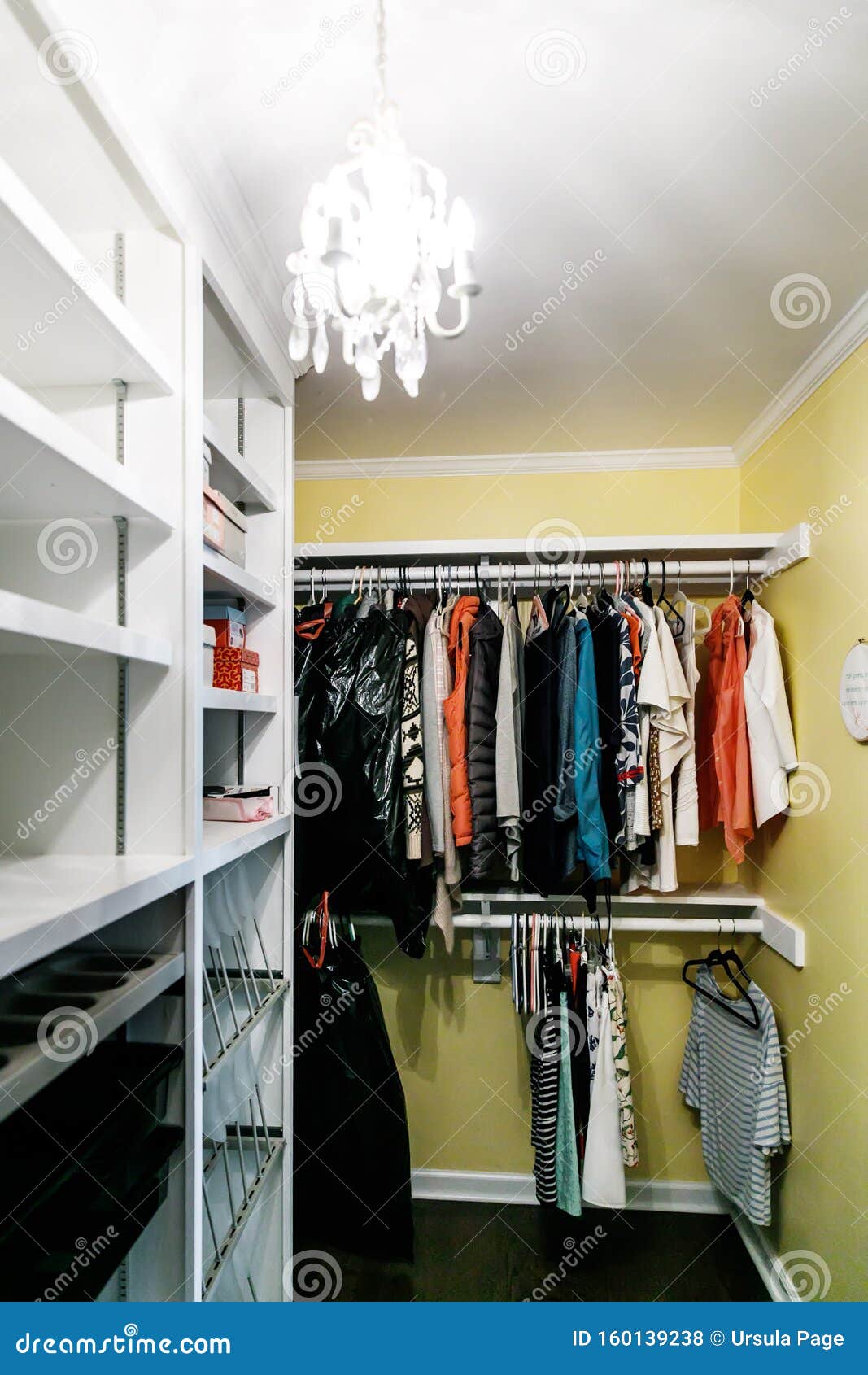 Gul Mycket Full Men Organiserad Garderob I Ett Sovrum Arkivfoto - Bild ...