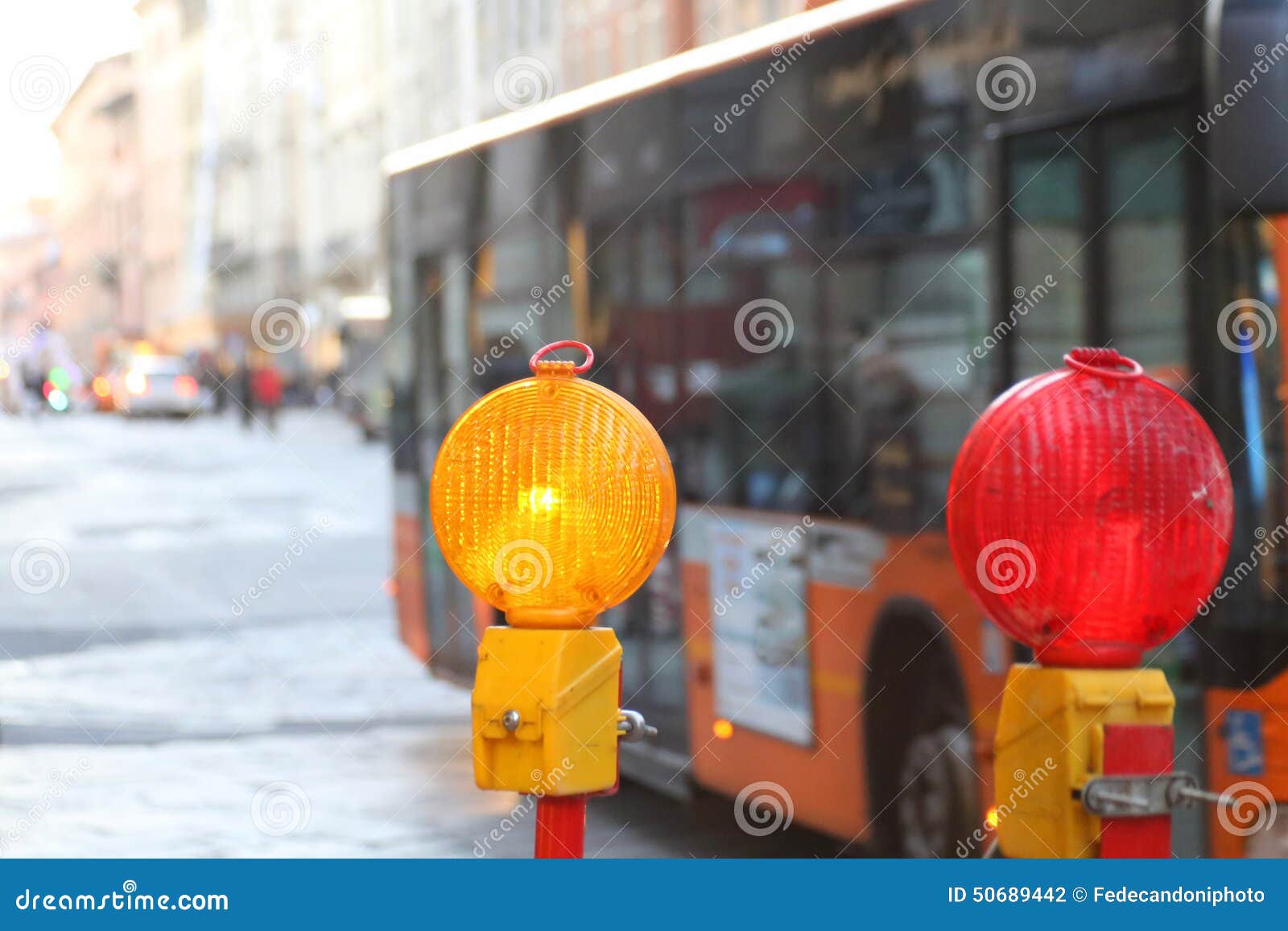 Gula Och Röda Lampor I Roadworks I Staden Med En Buss Gul Och Röd Lampa I Roadworks I Staden Arkivfoto Bild av
