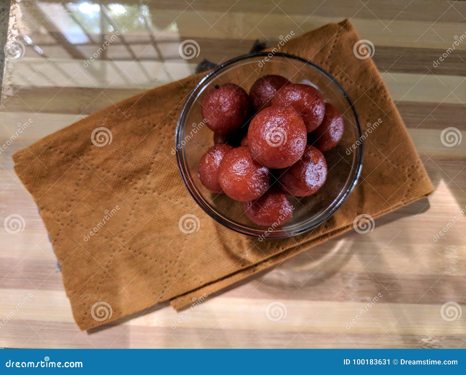 Gulab jamun die op glaskom wordt geplaatst