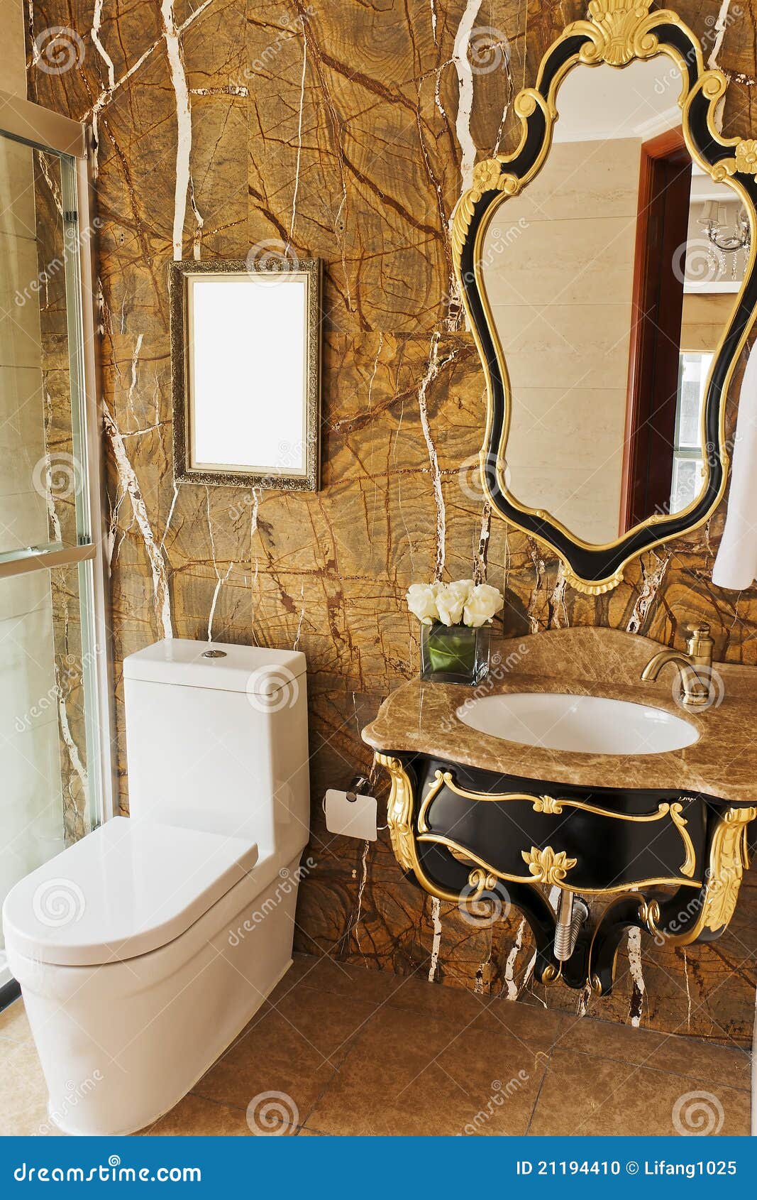 Guld badrum arkivfoto bild: 21194410