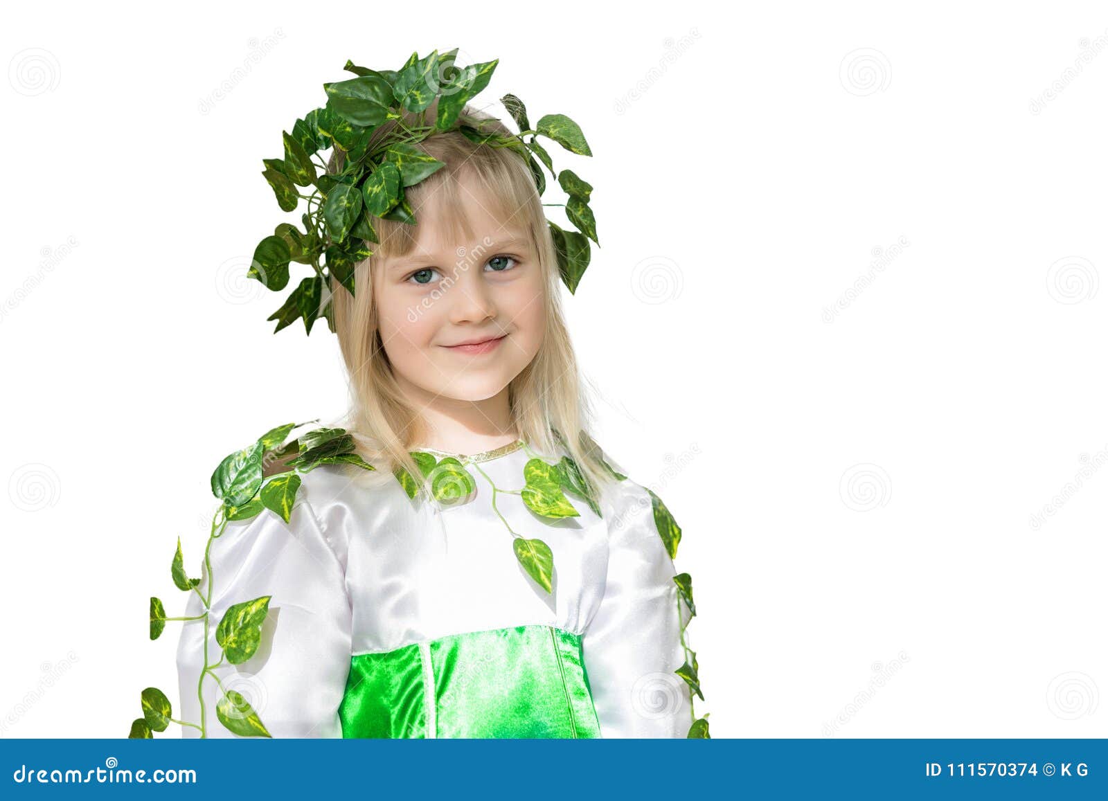 Gullig flicka little stående Behandla som ett barn i felik klänning för vårskog med vålnad av sidor Unge som tecken av naturen Isolerat på vit