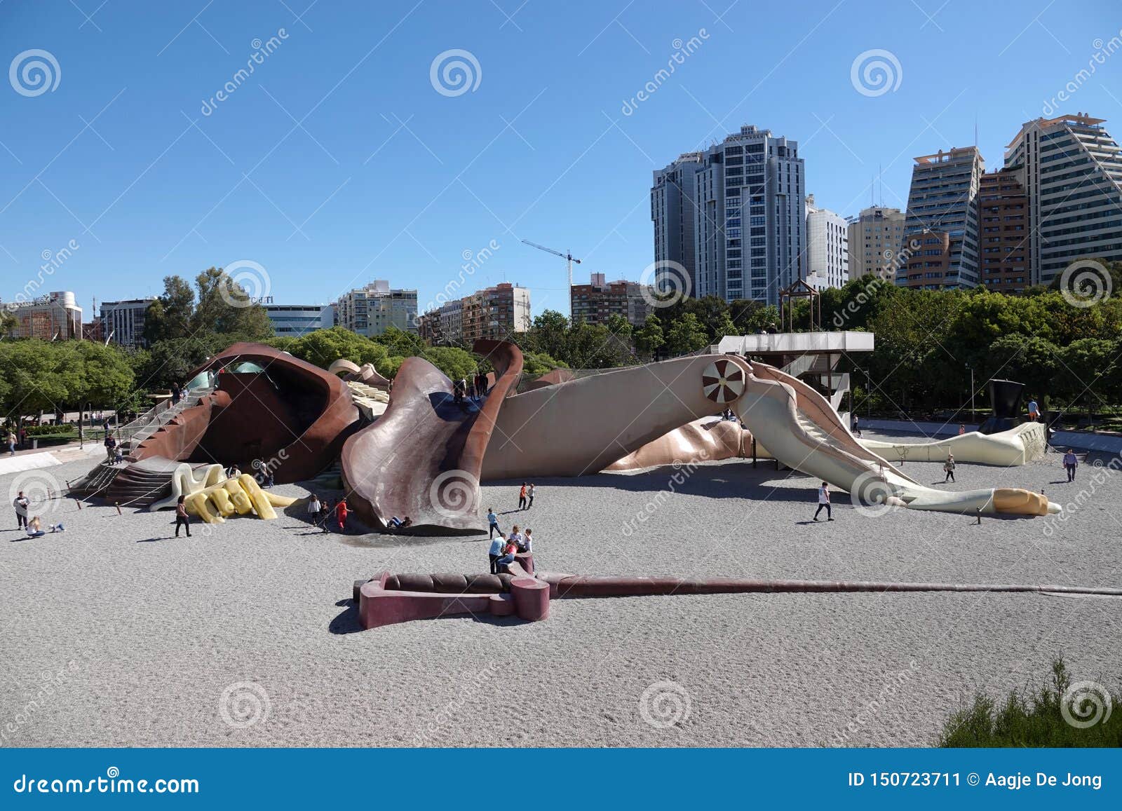 Gulliver parkerar i Valencia, Spanien. Gulliveren parkerar ligger på hjärtan av Turia Gardens, nära staden av konster och vetenskaper, mellan bron av kungariket och förmyndaren Angel Bridge Denna meter-långa dragning enorma 70 presenterar berättelsen av Gulliver resor, ett berömt arbete av den anglo irländska författaren Jonathan Swift, på hans ankomst i Liliput Detta är en av de populäraste lekplatserna i staden,