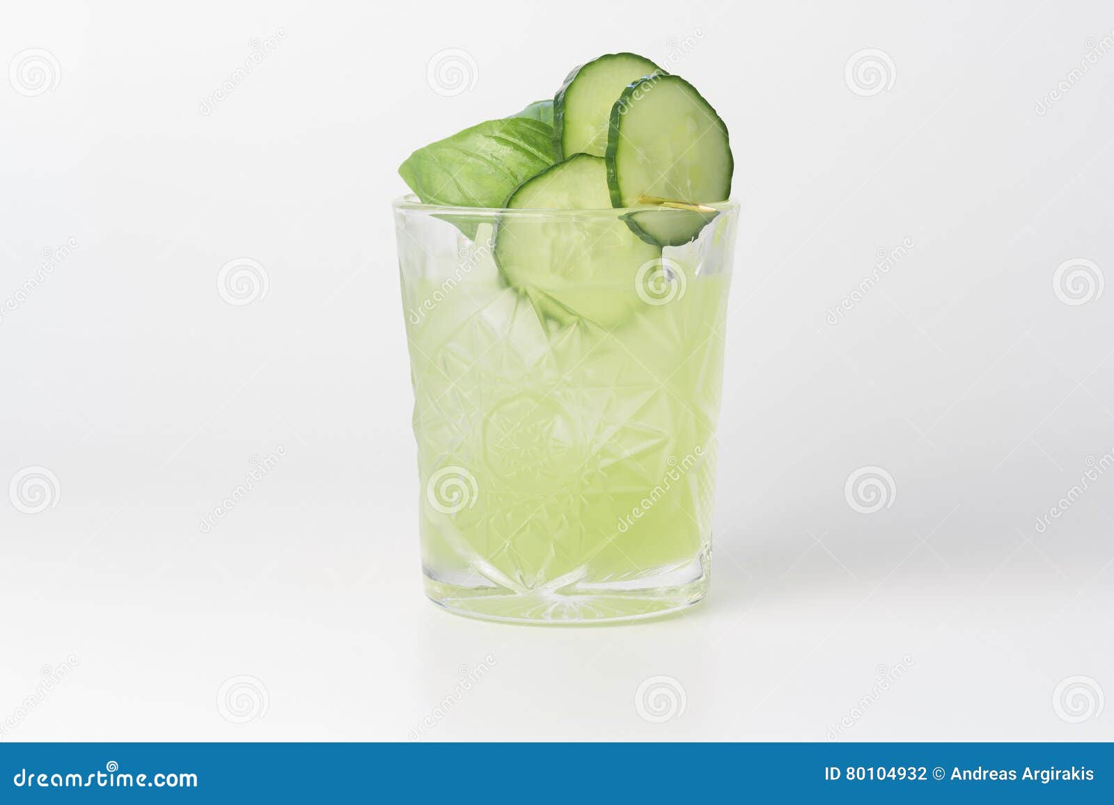Gurke Basil Smash Cocktail stockfoto. Bild von alkohol 80104932