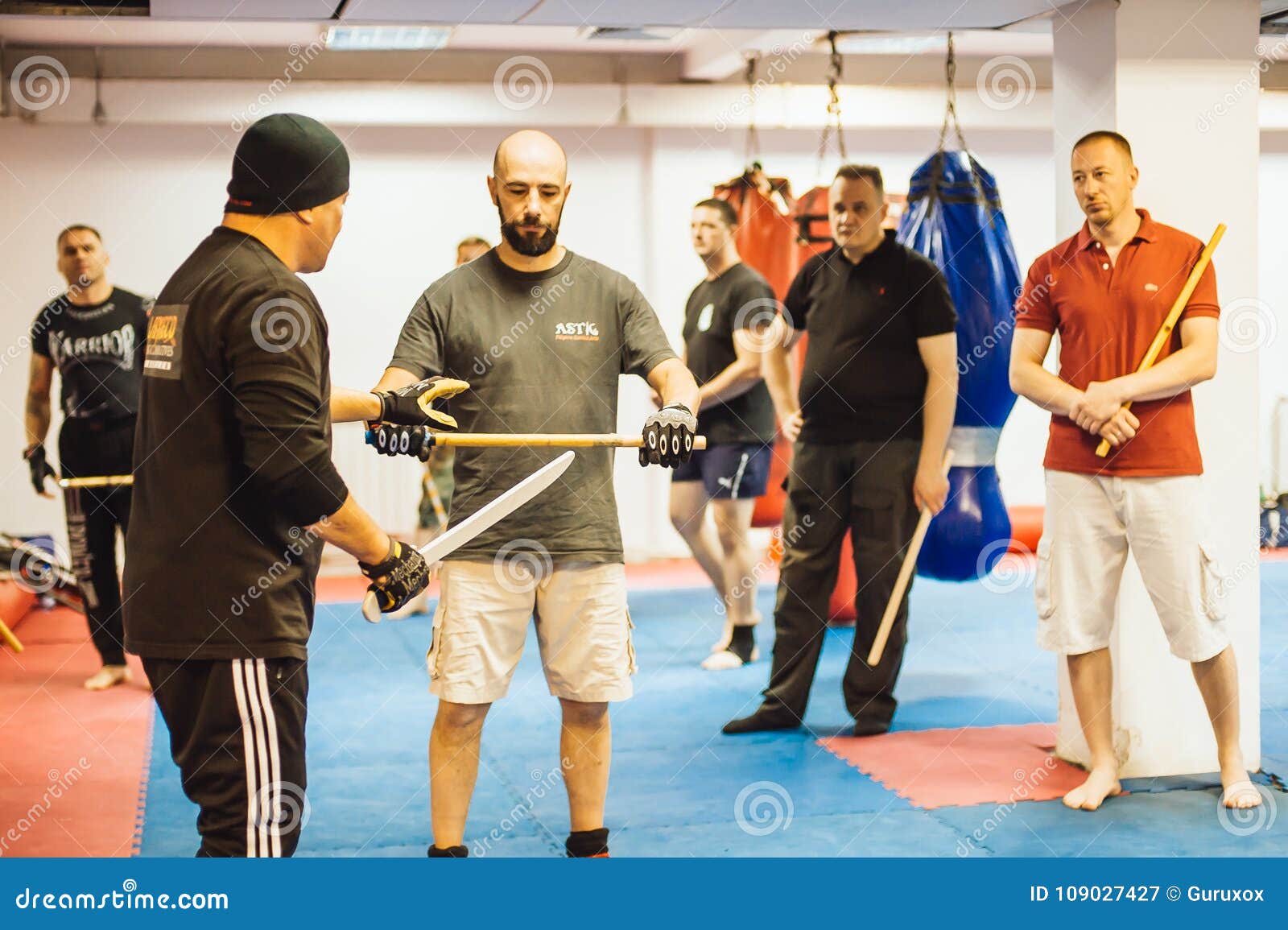 Filipino Martial Arts Instructor Demonstrates Stick Fighting Techniques  Stock Photo - Image of astig, outdoor: 109278684