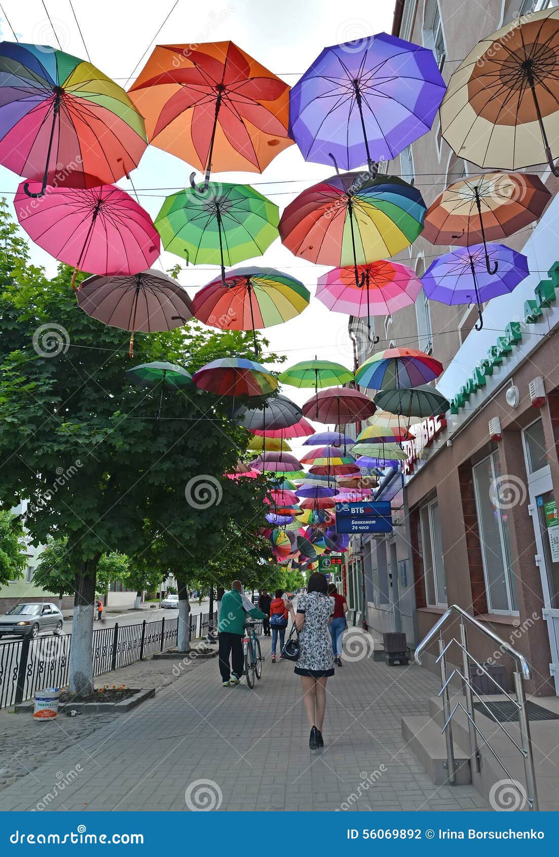 Продавец зонтиков. Зонты висячие на улице. Улица Ленина с зонтиками. Зонтики на ВДНХ. Висячие зонты в Грозном.