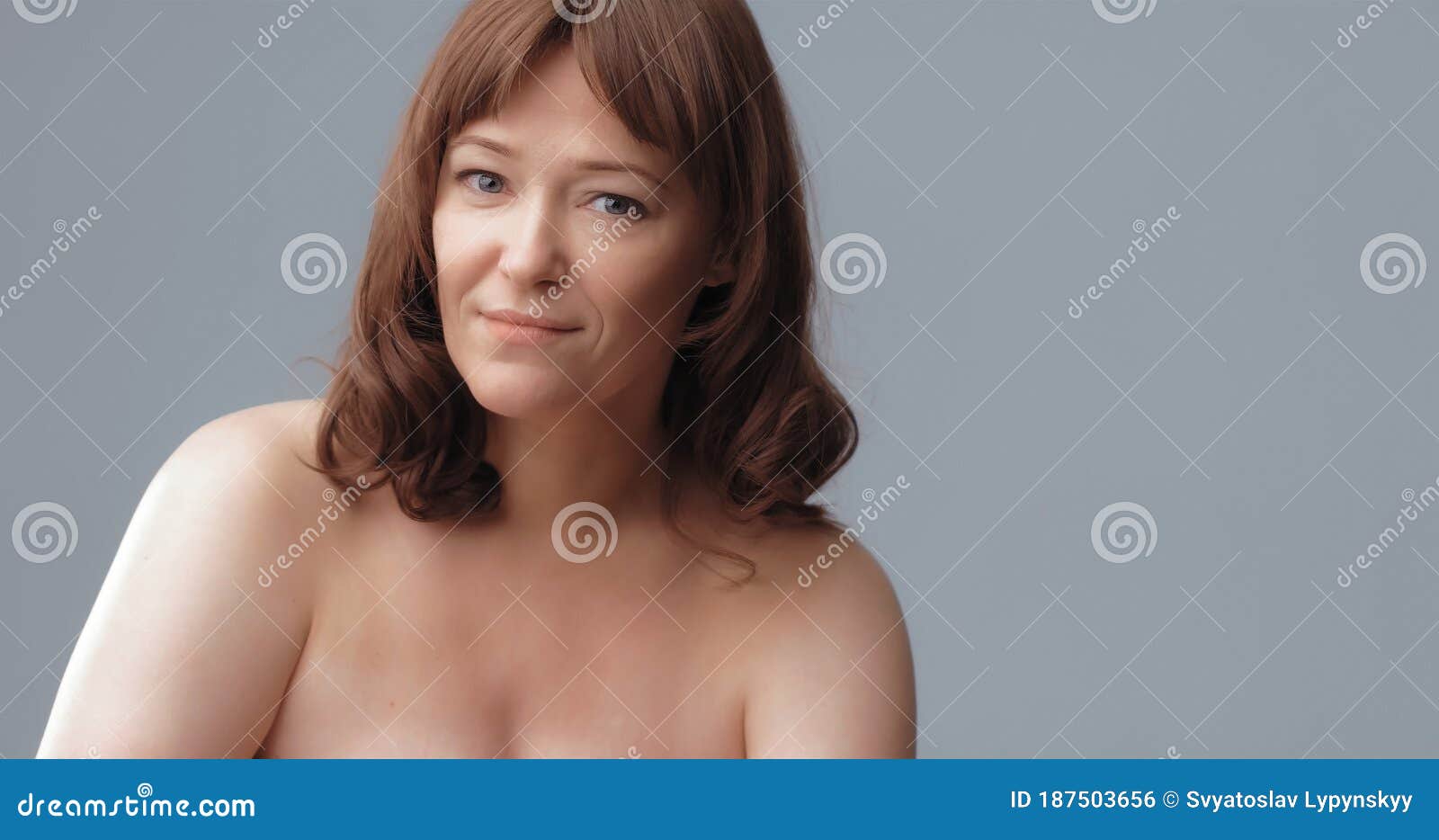 Gut Aussehende Nackt Reifen Frau Lächelt Leicht Beim Blick Auf Die Kamera