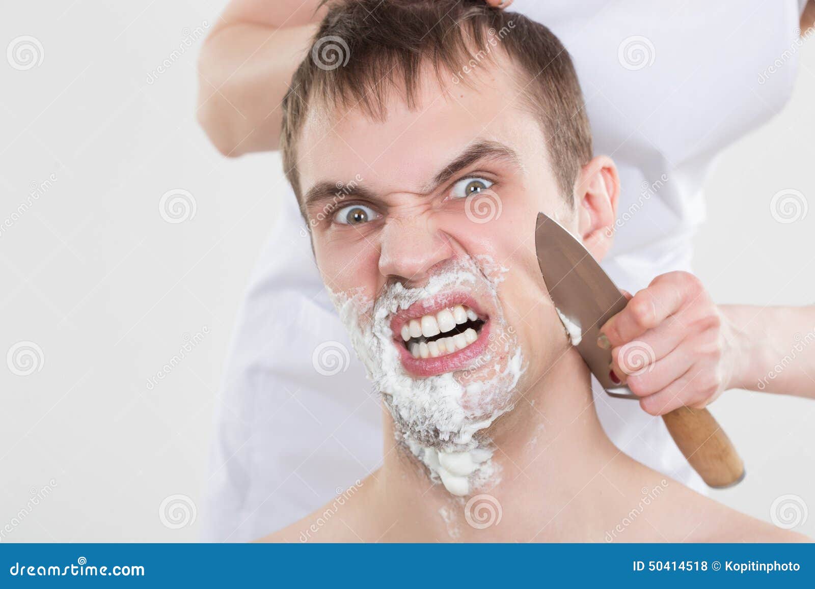 Теток бреют. Мужчина бреется. Нож для бритья.