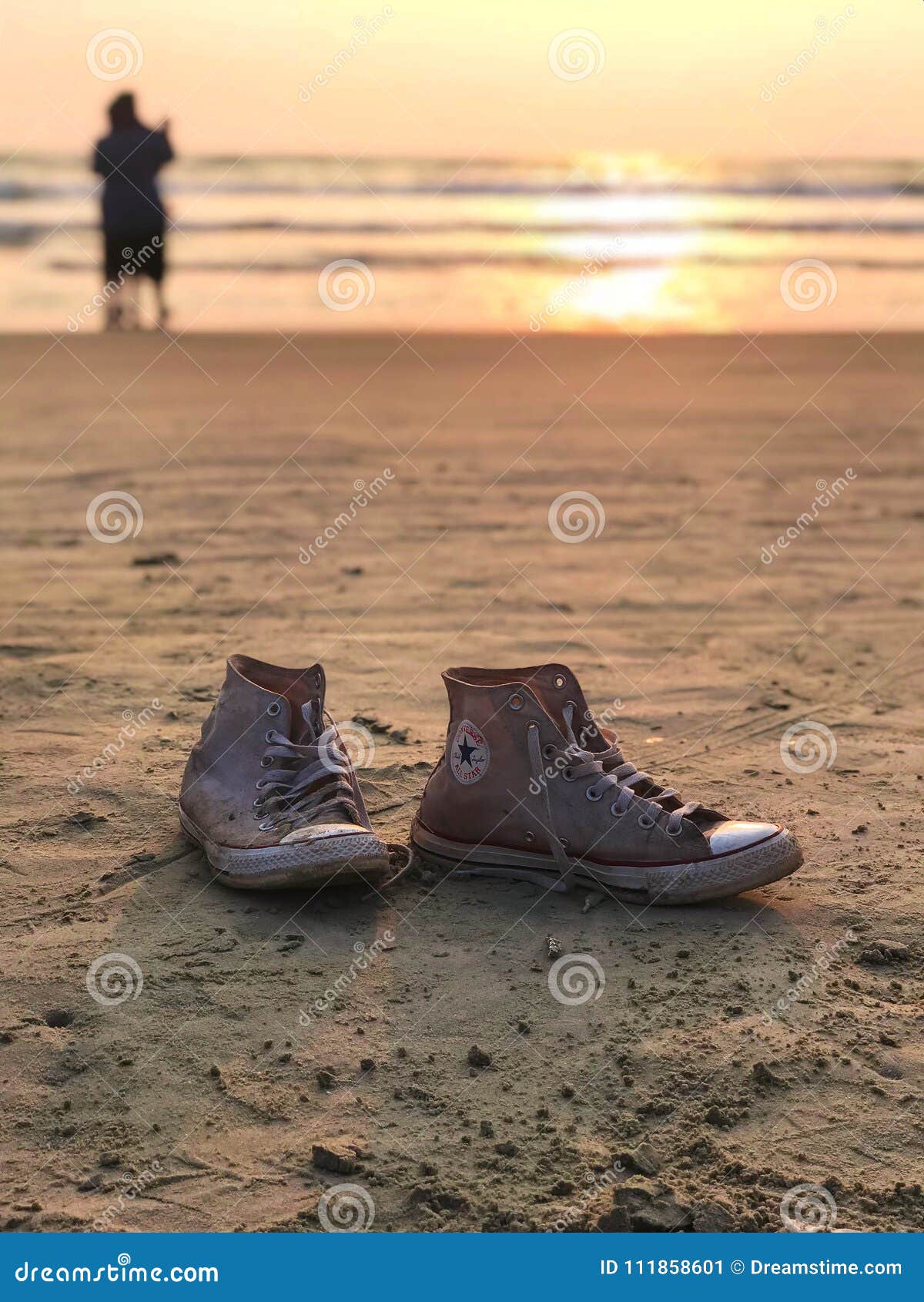 Gute Schwingungen. Schuhe, Sonnenuntergang und Strand, was wir mehr bitten kann