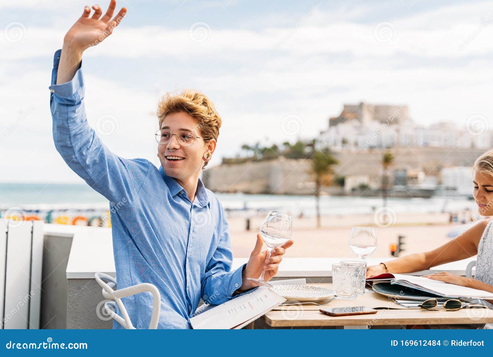 https://thumbs.dreamstime.com/z/guy-asking-waiter-outdoor-restaurant-date-young-girl-bride-groom-sitting-around-reading-documents-169612484.jpg