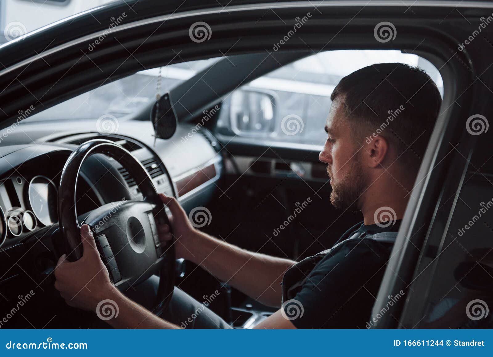 Guy Testet Brandneues Auto in Der Garage Schwarzes Interieur Hände am  Lenkrad Stockfoto - Bild von auto, gefärbt: 166611244
