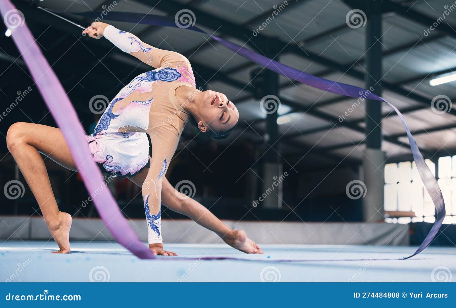 Gymnastique à Ruban Et Femme Flexible S'étirant En Performance Danse  Entraînement Et Compétition Sportive. Rythmique Femelle Photo stock - Image  du ajustement, exécutez: 274484808