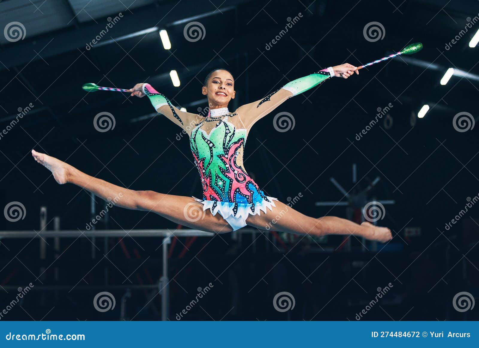 Gymnastique De Performance Et Saut Féminin Avec Un Ruban Dans Une Salle De  Gym Ou Un Arène Professionnel Pour L'entraînement. Rout Photo stock - Image  du énergie, athlète: 274484672